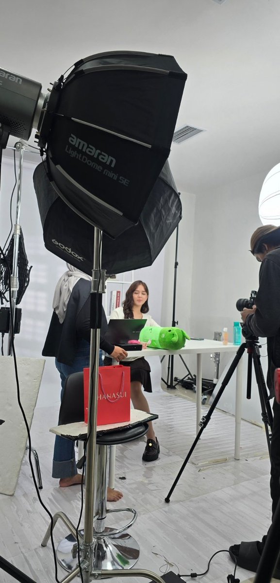 shanniabee's tweet photo. Baru tau Ciara sekocak itu pas magang di Mattedorable, auto pgn support biar dapet bonus KPI gede. Klik link nya ya buat yang mau kembaran warna lip cream! https://t.co/HARqrXMPpF https://t.co/IY2sUWHwhG