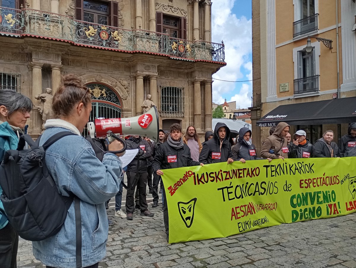 LABnafarroa's tweet photo. 🎭 El personal técnico de espectáculos y eventos de Navarra se ha movilizado hoy para exigir un convenio sectorial propio y condiciones laborales dignas.

#ConvenioYa

🔗 https://t.co/5ISsP67YzB https://t.co/y9al01XspY