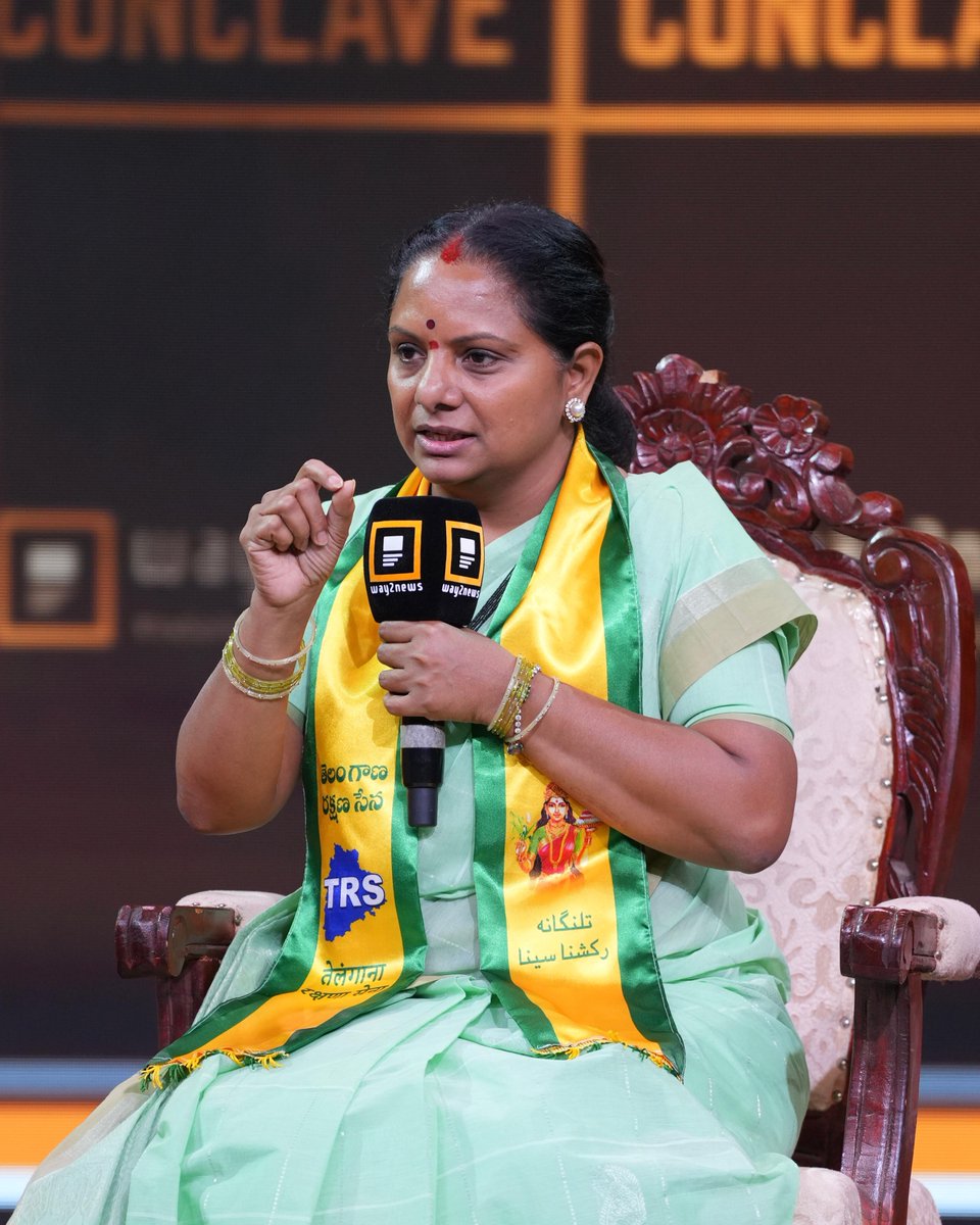 OfficeOfKavitha's tweet photo. వే టు న్యూస్ కాంక్లేవ్ లో పాల్గొన్న తెలంగాణ రక్షణ సేన (టీఆర్ఎస్) చీఫ్ శ్రీమతి @RaoKavitha  గారు

ఈ కార్యక్రమంలో కల్వకుంట్ల కవిత గారు మాట్లాడుతూ..

రేవంత్ రెడ్డి ఆర్ఎస్ఎస్ సీఎం

బండి సంజయ్ ను కేంద్ర మంత్రి పదవి నుంచి తప్పించాలి

ఉద్యమ కేసీఆర్ తో సమస్య లేదు, ముఖ్యమంత్రి, బీఆర్ఎస్ అధినేత కేసీఆర్ తోనే సమస్య

ఢిల్లీ ఎక్సైజ్ పాలసీ అంశంలో మా అమ్మ  కుటుంబం నుంచి సరైన సపోర్ట్ రాలేదు

అంతర్గతంగా నేను చెప్పిన అభిప్రాయాలను బయటపెట్టి నన్ను బయటకు బయటకు వెళ్లేలా చేశారు

ఎన్నికలు ఎప్పుడూ వచ్చిన సరే తెలంగాణ రక్షణ సేనదే అధికారం

తెలంగాణ ప్రజలకు మర్చిపోలేనంత మంచి చేశానని చరిత్రలో నా పేరు ఉండాలన్నదే నా కోరిక

చేదు అనుభవాలు, కఠిన పరిస్థితులు చూశాకే నాలో మార్పు వచ్చింది

రాష్ట్రంలో గుణాత్మక మార్పు తెచ్చేందుకే తెలంగాణ రక్షణ సేనను ఏర్పాటు చేశాం
  
🔹నా జ��వితంలో ఎన్నో చేదు అనుభవాలు, కఠిన పరిస్థితులు చూశాక నాలో చాలా మార్పు వచ్చింది. 

🔹ఎవరికీ నచ్చకపోయినా సరే మనకు నచ్చింది చేయాలన్నది నేను గుర్తించాను. 

🔹కేసీఆర్ గారు చాలా గొప్ప మనిషి. ఇందులో నాకు ఎలాంటి వేరే అభిప్రాయం లేదు.

🔹రాదనుకున్న రాష్ట్రాన్ని ఆయన సాధించి పెట్టారు. 

🔹ఉద్యమ కేసీఆర్ గారితో నాకు ఎలాంటి సమస్య లేదు. 

🔹ముఖ్యమంత్రి, బీఆర్ఎస్ అధినాయకుడు కేసీఆర్ గారితోనే నాతో పాటు చాలా మందికి సమస్య వచ్చింది. 

🔹బీఆర్ఎస్ లో చాలా ఢిపరెంట్ గా వ్యూ చెప్పేది నేనే ఉండే. 

🔹ఇంటర్నల్ గా నా అభిప్రాయాలు ఎప్పుడు చెబుతుండేది నేను ఇంటర్నల్ గా ��ెప్పిన అభిప్రాయాన్ని బయటకు వచ్చేలా చేశారు. 

🔹దాంతో ఇంకా నేను నా అభిప్రాయానికి బయటకు చెప్పాల్సిన పరిస్థితి తెచ్చారు. 

🔹ఇక అప్పటి నుంచి నేను ప్రజలకు మేలు చేసే పనులు చేయాలని అనుకొనే పార్టీ పెట్టాను. 

🔹చుక్క రక్తం చిందించకుండా రాజ్యాంగం ద్వారా దేశంలో మార్పు తెస్తానని అంబేడ్కర్ గారు అన్నారు. 

🔹అదే విధంగా నేను కూడా రాజకీయ పార్టీ ద్వారా మంచి మార్పు తేవాలని వచ్చాను. 

🔹కచ్చితంగా ��న్ను ప్రజలు దీవిస్తారు, ఆశీర్వదిస్తారన్న నమ్మకం ఉంది. 

🔹రాజకీయాల్లో కచ్చితంగా వ్యూహాలు ఉండాలి. నేను కేసీఆర్ గారి వద్దే వ్యూహాలు నేర్చుకున్నాను. 

🔹ఆడపిల్లలు రాజకీయాల్లో వచ్చి ఫెయిల్ అయితే వారికి ఏమీ చేతకాదని ముద్ర వేస్తారు. 

🔹అందుకే కచ్చితంగా సక్సెస్ కావాలని నేను మంచి స్ట్రాటజిస్ తో ముందుకు వెళ్తున్నా. 

🔹మన రాష్ట్ర మహిళలు, భారత మహిళ బరువు నా మీద ఉంది. నేను సక్సెస్ అయితే వాళ��లు ఇంకా ధైర్యంగా రాజకీయాల్లోకి వస్తారు. 

🔹నేను ఏ సమస్య వచ్చిన సరే పాజిటివ్ గానే ఆలోచిస్తాను. ఆడపిల్లలు డిప్రెస్ కావద్దు. 

🔹మన దేశంలో 80 శాతం మంది 30 వేల లో��ే సంపాదిస్తున్నారు. 

🔹అందులో కూడా 70 శాతం విద్య, వైద్యం కోసం ఖర్చు చేస్తున్నారు. వారి వద్ద సేవింగ్స్ అనేవే ఉండటం లేదు. 

🔹అందుకే ప్రభుత్వం ఉచిత విద్య, వైద్యం అనేది ప్రైవేట్ లో అయిన సరే ఫ్రీ గా ఇవ్వాలి. 

🔹రాష్ట్రంలో గుణాత్మకమైన మార్పు తేవాలన్న బలమైన సంకల్పంతోనే తెలంగాణ రక్షణ సమితి పెట్టాం. 

🔹గత ప్రభుత్వం గానీ ఈ ప్రభుత్వం గానీ రైతులకు ఏమాత్రం మంచి చేయటం లేదు.

🔹వాళ్లు ధరణి అంటే వీ��్లు భూమాత అంటున్నారు. నేమ్ మారినా గేమ్ మాత్రం మారలేదు. 

🔹వ్యవసాయం రంగంలో చాలా మార్పులు తీసుకురావాల్సిన అవసరం ఉంది. 

🔹అదే విధంగా యువతకు ఉద్యోగాలు ఇవ్వటం మాత్రమే కాదు, వారిని ఉద్యోగాలు ఇచ్చే స్థాయికి తేవాలి. 

🔹అందుకే మేము మన యువతను నమ్మి 2 లక్షల నుంచి 20 కోట్ల వరకు వారికి రుణాలు ఇస్తాం. 

🔹వారి వ్యాపారాలు పెట్టేలా ప్రోత్సహిస్తాం. వారిలో నుంచి ఒక్క గూగుల్ లాంటి సంస్థ వచ్చిన చాలు. 

���సోషల్ జస్టిస్ అంటే కులాలకు మాత్రమే కాదు, సమాజంలో అవకాశాలు పొందలేని అన్ని వర్గాలకు మేలు చేయటం. 

వికలాంగులు, మ���జీ మావోయిస్టులు, మాజీ ఆర్మీ జవాన్లు, సీనియర్ సిటిజన్స్ ఇలా అన్ని వర్గాలకు మంచి చేయటమే సోషల్ జస్టిస్. 

🔹అదే విధంగా అన్ని కులాల వారి, ఆడబిడ్డలకు రాజకీయంగా ఎదిగేందుకు మంచి అవకాశాలు కల్పించాలి. 

🔹జెన్ జీ అంటే ఈ కొత్త తరాన్ని మెప్పించటానికి రాజకీయ నాయకులు చాలా కష్టపడాల్సి ఉంటుంది. 

🔹వాళ్లు తలుచుకుంటే ప్రభుత్వాన్ని పడేయగలరన్నది నేపాల్ లో చూశాం. 

🔹ఐతే జెన్ జీ కి మనం డాక్టర్లు, ఇంజ��ీర్లు అని కాకుండా రాజకీయాలు, సామాజిక అవగాహన కూడా చేయించాలి. 

🔹మేము రాజకీయంగా ఏం చేసిన సరే అందులో మా కోర్ బిలీఫ్ ఉంటుంది. 

🔹మా పార్టీ వరకు వచ్చే సరికి మా కోర్ బిలీఫ్ తెలంగాణయే. 

🔹మేము ఏం పనిచేసిన సరే అంతర్లీనంగా తెలంగాణ ప్రయోజనాలుంటాయి. 

🔹అయితే రాజకీయ నాయకులు ఏం చేసిన సరే వాళ్లు కరెప్ట్ అన్నట్లు మీడియా చూపిస్తుంది కానీ ఫండమెంటల్ గా ఏ నాయకుడు కరెప్ట్ ఉండరు. 

🔹ఫ్యామిలీ జీవితాన్ని త్యాగం చేసి ప్రజల కోసం నిలబడే వ్యక్తులే రాజకీయ నాయకులు. 

🔹ఈ దేశంలో ఏ పెద్ద మార్పు వచ్చిన సరే అది రాజకీయ పార్టీల కృష్టి కారణంగానే వచ్చింది. 

🔹ప్రజాస్వామికంగా మనం అభిప్రాయాలు చెప్పే పరిస్థితి ఉండాలి. భిన్నమైన అభిప్రాయాలను తీసుకోవాలి. 

🔹కానీ దురదృష్టవశాత్తు ఈ దేశంలో ప్రాంతీయ పార్టీలను లేకుండా చేయాలని బీజేపీ కుట్ర చేస్తోంది. 

🔹ముందుగా ప్రాంతీయ వాదం తర్వాత జాతీయ వాదం ఉండాలని నేను కోరుకుంటా. 

🔹అదే విధంగా జెన్ జీ, మహిళలు కూడా పాలిటిక్స్ లోకి రావాలని కోరుతున్నా. 

🔹తెలంగాణ తెచ్చుకున్నదే నీళ్ల కోసం అన్నది అందరికీ తెలిసిందే కానీ ఇప్పటికీ కూడా మనకు నీళ్ల విషయంలో అన్యాయం జరుగుతూనే ఉంది. 

🔹బీఆర్ఎస్ లక్షా 89 వేల కోట్లు ఖర్చు చేస్తే...కాంగ్రెస్ ఇప్పటి వరకు 30 వేల కోట్లు ఖర్చు చేసింది కానీ తెలంగాణలో కొత్తగా 15 లక్షల ఎకరాలకు మాత్రమే నీళ్లు ఇచ్చారు. 

🔹ఆంధ్రాలో రాజకీయ నాయకులు మాత్రం వాళ్ల ప్రజల నీళ్ల ప్రయోజనాల కోసం పనిచేస్తున్నారు. 

🔹తెలంగాణ రాకముందు కన్నా కూడా వాళ్లు ఇప్పుడే నీళ్లు ఎక్కువగా వాడుకుంటున్నారు. 

🔹నీళ��ల విషయంలో తెలంగాణ ప్రజలను ఇక్కడి రాజకీయ నాయకులు ఫెయిల్ చేశారు. 

🔹మనం పెట్టిన ఖర్చుకు వచ్చిన నీళ్లకు సంబంధమే లేకుండా ఉంది. 

🔹తెలంగాణ వచ్చి 12 ఏళ్లు గడుస్తున్నప్పటికీ పాలమూరు లో వలసలు ఆగలేదు. 

🔹గత ప్రభుత్వంలో ఏమీ జరగలేదని నేను అనటం లేదు. 

🔹కానీ మనం వాడుకోవాల్సిన నీళ్లను కూడా ��ూర్తిగా వాడుకోలేదు. 

🔹గోదావరి లో 960 టీఎంసీలు వాడుకునే అవకాశం ఉంటే... 250 టీఎంసీలు కూడా మనం వాడుకోలేదు. 

🔹30 నెలల్లో పూర్తి చేయాల్సిన పాలమూరు ప్రాజెక్ట్ ను 132 నెలలైనా చేయటం లేదు. 

🔹32 వేల కోట్ల రూపాయల అంచనాలు కాస్త ఇప్పుడు 85 వేల కోట్ల రూపాయలకు చేరాయి. 

🔹పైగా పదేళ్లు నీళ్లు ఇవ్వకపోవటంతో రైతులకు రావాల్సిన రెండున్నర లక్షల కోట్లు ఆదాయం వారికి రాకుండా పోయింది. 

🔹ఇప్పటికి కూడా గోదావరి నుంచ��� 4 వేల టీఎంసీ లు సముద్రంలో కలుస్తున్నాయి. 

🔹వచ్చే అసెంబ్లీ ఎన్నికలు ఎప్పుడు జరిగిన సరే తెలంగాణ రక్షణ సేననే అధికారంలోకి వస్తుంది. 

🔹మేము అన్ని నియోజకవర్గాల్లో పోటీ చేస్తాం. 

🔹పాలిటిక్స్ లో ఇవ్వాళ ఉన్న పరిస్థితి రేపు ఉండదు. 

🔹అప్పటి వరకు బలమైన నేతగా ఉన్న వ్యక్తులు కూడా ఒక్క సంఘటనతో డ్యామేజ్ అవుతారు. 

🔹బీజేపీ లో బండి సంజయ్ బలమైన నేతగా ఉండేవారు. కానీ వాళ్ల కుమారుడి మీద వచ్చిన ఆర���పణలతో ఒక్కసారిగా పరిస్థితి ఎలా మారిందో అర్థం చేసుకోవచ్చు. 

🔹బండి సంజయ్ గారి కుమారుడి మీద వచ్చిన ఆరోపణలపై రేవంత్ రెడ్డి ఎలా వ్యవహరిస్తున్నారో తెలంగాణ మహిళలు గమనిస్తున్నారు. 

🔹నాన్ బెయిల్ సెక్షన్లు ఉన్న కేసుల్లో క���డా అరెస్ట్ చేయకుండా బండి సంజయ్ కు రేవంత్ రెడ్డి మేలు చేసి పెడుతున్నాడు. 

🔹కచ్చితంగా ఈ విషయంలో కాంగ్రెస్ ప్రభుత్వం ప్రజల విశ్వాసాన్ని కోల్పోయింది. 

🔹అవసరమైనప్పుడు కచ్చితంగా తెలంగాణ మహిళలు కాంగ్రెస్ పార్టీకి బుద్ది చెబుతారు. 

🔹ఇవ్వాళ్టి కి కూడా తెలంగాణ లో రోజుకు మహిళపై 7 రేప్ కేసులు నమోదవుతున్నాయి. 

🔹బండి సంజయ్ కుమారుడి వ్యవహారంలో ఆమె క్యారెక్టర్ ను తప్పు పట్టేలా మీడియాలో ���థనాలు వేస్తున్నారు. 

🔹మీడియా ట్రయల్ ద్వారా మహిళలకు నష్టం జరుగుతోంది. ఇటువంటి వాటిని ఎట్టి పరిస్థితుల్లో ఎంకరేజ్ చేయవద్దు. 

🔹తన కుమారుడి మీద గంభీరమైన ఆరోపణలు వచ్చిన నేపథ్యంలో ప్రధాని తో బండి సంజయ్ గారు వేదిక పంచుకోవాల్సింది కాదు. 

🔹ఆయన కేంద్ర హోంమంత్రిగా పదవిలో ఉంటే విచారణ సజావుగా సాగదు. కనుక విచారణ పూర్తయ్యే వరకు పదవి నుంచి తప్పుకోవాలి. 

🔹సమస్య ను ఏ పార్టీ వాళ్లు హైలెట్ చే���ిన అది మంచిదే. కానీ ప్రభుత్వం దీనిపై స్పందించాలి. 

🔹విచారణ పూర్తయ్యే వరకు బండి సంజయ్ ను తప్పించాలని ప్రధాని లెటర్ రాస్తాను. 

🔹మోడీ, రేవంత్ రెడ్డి కలిసే ఉన్నారు. బడేభాయ్, చోటే భాయ్ కలిసే ఉన్నారు. 

🔹అందుకే తెలంగాణకు ఇవ్వాల్సిన ప��రాజెక్ట్ లు రాకపోయినా ఆయన స్పందించటం లేదు. 

🔹అందుకే రేవంత్ రెడ్డి కాంగ్రెస్ సీఎం కాదు, ఆర్ఎస్ఎస్ సీఎం అని నేను అంటాను. 

🔹అమ్మతనంతో పాలన జరిగినప్పుడే సమస్యకు సరైన పరిష్కారం దొరుకుతుంది. 

🔹అక్కగా కన్నా కూడా అమ్మగా ఆలోచిస్తే ఇంకా ఎక్కువ మంచి చేయవచ్చు. 

🔹అందుకే నేను అక్క గా నుంచి అమ్మగా పరిణితి చెందాలని అనుకుంటున్నాను. 

🔹మెంటల్లీ ఛాలెంజ్ పిల్లలకు ఈ ప్రభుత్వం కనీసం పెన్షన్ ఇవ్���టం లేదు. 

🔹అలాంటి పిల్లల తల్లితండ్రులకు చాలా ఇబ్బందులు ఉంటాయి. 

🔹అందుకే వాళ్ల కోసం మేము ప్రత్యేక కన్ సర్న్ చూపుతాం. కేర్ టేకర్స్ ను కూడా ఇస్తాం. 

🔹ఆ విధంగా అమ్మగా ఆలోచిస్తే చాలా సమస్యలకు పరిష్కారం దొరుకుతుంది. 

🔹లీడర్ ను ఎప్పుడూ కూడా జెండర్ బేస్డ్ గా చూడవద్దు. 

🔹అన్ని వర్గాలు తనవే అని అనుకున్నప్పుడు మాత్రమే లీడర్ ఎదగగలడు.

🔹మన ఆలోచన విధానం మారితే అన్ని కూడా మారుతాయి. 

🔹మనం లక్ష్యం పెద్దగా ఉండాలి. లీడర్ గా ఎదుగాలని అనుకుంటే సింహం గా ఆలోచించాలి. 

🔹నాకు ఎన్టీఆర్, కేసీఆర్, ఇందిరాగాంధీ, సుష్మాస్వరాజ్, మార్గరేట్ థాచర్ ఇష్టమైన నాయకులు. 

🔹జ్యో��ి రావు పూలే గారు కూడా నాకు చాలా స్ఫూర్తినిచ్చిన నాయకులు. 

🔹నేను కూడా వాళ్ల మాదిరిగా గొప్ప నాయకురాలిగా ఎదగాలని అనుకుంటున్నా. 

🔹తమిళనాడులో విజయ్ గెలిచినట్లు తెలంగాణలో మేము కూడా గెలుస్తాం. 

🔹మన రాష్ట్రంలో గొప్ప నాయకులు ఎవరు లేరు. 

🔹రేవంత్ రెడ్డి ప్రజలకు ఇచ్చిన అన్ని మాటలు కూడా తప్పారు. 

🔹కిషన్ రెడ్డి, బండి సంజయ్ లాంటి వాళ్లు పార్లమెంట్ లో మన రాష్ట్రాన్ని అవమానిస్తున్న పట్టిం���ుకోవటం లేదు. 

🔹నేను చిన్ననాటి నుంచి కూడా ఎప్పుడు నిజమే చెప్పాలని నేర్చుకున్నా. 

🔹ఆ నిజం కారణంగా నాకు నష్టం జరిగినా సరే నేను నిజమే చెబుతా. 

🔹లిక్కర్ స్కామ్ పేరుతో బీజేపీ నన్ను కేజ్రీవాల్ గారి బద్నాం చేయాలని చూసింది. 

🔹అవినీతి పై పోరాటం చేసిన కేజ్రీవాల్ పై అవినీతి ఆరోపణలు చేసి ఆయనను ఇబ్బంది పెట్టింది. 

🔹సాంస్కృతి, సాంప్రదాయాల కోసం పోరాటం చేసిన నన్ను లిక్కర్ స్కామ్ అంటూ బద్నా��� చేశారు. 

🔹కానీ కోర్టు ఆ ఆరోపణలను డిస్మిస్ చేసింది. పైగా విచారణ చేసిన సీబీఐ అధికారిపై విచారణ చేయాలని ఆదేశించింది. 

🔹సీబీఐ అధికారిపై విచారణ చేయాలని చెప్పటం దేశంలోనే మొదటిసారి. 

🔹లిక్కర్ స్కామ్ అంశం వచ్చినప్పుడు మా అమ్మ వాళ్ల నుంచి నాకు సరైన సపోర్ట్ రాలేదు. 

🔹కానీ మా అత్త ��ాళ్ల కుటుంబం మాత్రం నాకు సపోర్ట్ చేసి ధైర్యం ఇచ్చింది. 

🔹మన మీద ఎలాంటి ఆరోపణలు వచ్చిన సరే మన కుటుంబ సభ్యులు మనతో ఉంటే ఏదైనా సాధించవచ్చు. 

🔹తెలంగాణ ప్రజలకు మర్చిపోలేనంత మంచి చేశానని చరిత్రలో నా పేరు ఉండాలన్నదే నా కోరిక.