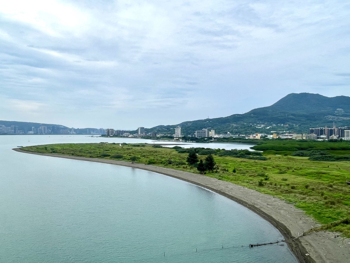 taipeinavi's tweet photo. 【台湾新観光名所】

朝5時に自転車で渡ってきました

開通したばかりの「淡江大橋」、曇りでもこの絶景！
晴れの日に来たら一体どうなるんだろう？

「曲線の女王」ザハ・ハディッドの遺作、ぜひ自分の目で確かめてみてください👀

詳しくはこちら💁‍♀️
🔗https://t.co/VBkZk4uCZu https://t.co/PHVNx8COgi