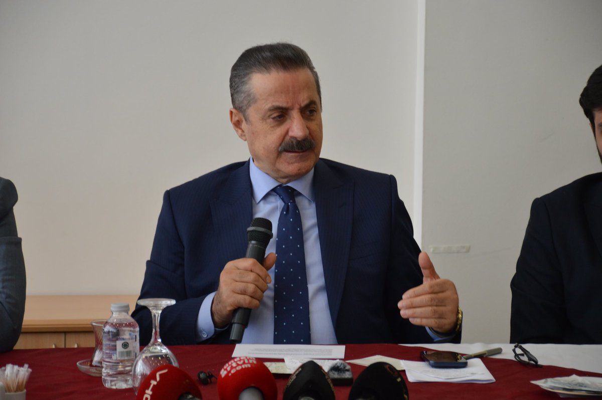 AKPartiArtvin's tweet photo. BAKANIMIZ BASIN MENSUPLARI İLE BULUŞTU.

Artvin milletvekilimiz bakanımız Faruk Çelik , Artvin ziyareti kapsamında ilimizde görev yapan yerel ve ulusal basın mensuplarıyla bugün kahvaltılı toplantıda bir araya geldi. Gerçekleştirilen toplantıda ilimizde yürütülen çalışmalar değerlendirildi, son 3 yılda hayata geçirilen hizmet ve yatırımlara ilişkin kapsamlı bilgilendirmelerde bulunuldu.

Sayın Bakanımız, “Artvin’i yeniden birlikte planlayalım” çağrısını yineleyerek; siyasetçisiyle, sivil toplum kuruluşlarıyla, yerel yönetimleriyle basınıyla ve tüm vatandaşlarımızla ortak akıl içerisinde hareket edilmesinin önemine dikkat çekti. Artvin’in geleceği için herkesin elini taşın altına koyması gerektiğini vurgulayan Bakanımız, birlik ve beraberlik içerisinde çalışmaya devam edeceklerini ifade etti.

@Akparti 
@farukcelikcomtr 
@acarfaruka 
@aydemiralisemih