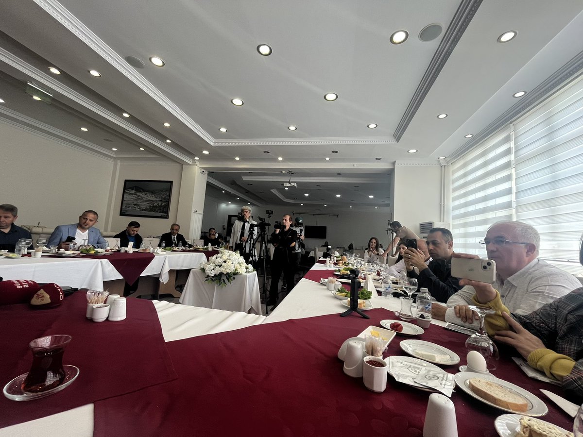 AKPartiArtvin's tweet photo. BAKANIMIZ BASIN MENSUPLARI İLE BULUŞTU.

Artvin milletvekilimiz bakanımız Faruk Çelik , Artvin ziyareti kapsamında ilimizde görev yapan yerel ve ulusal basın mensuplarıyla bugün kahvaltılı toplantıda bir araya geldi. Gerçekleştirilen toplantıda ilimizde yürütülen çalışmalar değerlendirildi, son 3 yılda hayata geçirilen hizmet ve yatırımlara ilişkin kapsamlı bilgilendirmelerde bulunuldu.

Sayın Bakanımız, “Artvin’i yeniden birlikte planlayalım” çağrısını yineleyerek; siyasetçisiyle, sivil toplum kuruluşlarıyla, yerel yönetimleriyle basınıyla ve tüm vatandaşlarımızla ortak akıl içerisinde hareket edilmesinin önemine dikkat çekti. Artvin’in geleceği için herkesin elini taşın altına koyması gerektiğini vurgulayan Bakanımız, birlik ve beraberlik içerisinde çalışmaya devam edeceklerini ifade etti.

@Akparti 
@farukcelikcomtr 
@acarfaruka 
@aydemiralisemih