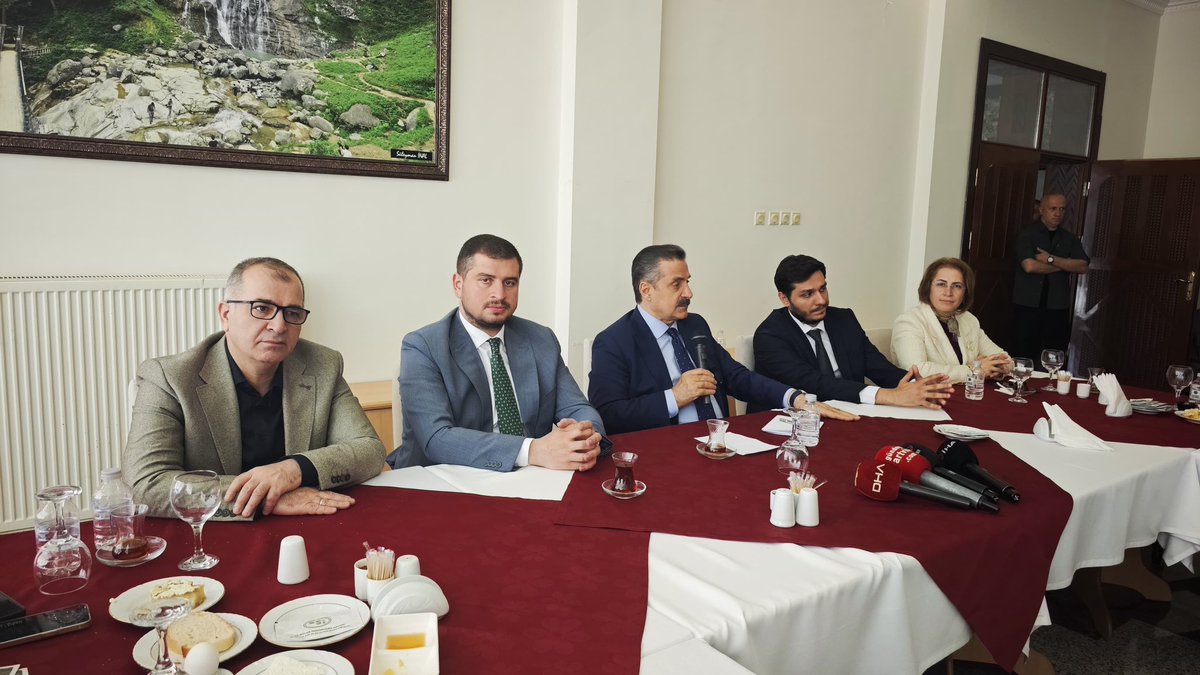AKPartiArtvin's tweet photo. BAKANIMIZ BASIN MENSUPLARI İLE BULUŞTU.

Artvin milletvekilimiz bakanımız Faruk Çelik , Artvin ziyareti kapsamında ilimizde görev yapan yerel ve ulusal basın mensuplarıyla bugün kahvaltılı toplantıda bir araya geldi. Gerçekleştirilen toplantıda ilimizde yürütülen çalışmalar değerlendirildi, son 3 yılda hayata geçirilen hizmet ve yatırımlara ilişkin kapsamlı bilgilendirmelerde bulunuldu.

Sayın Bakanımız, “Artvin’i yeniden birlikte planlayalım” çağrısını yineleyerek; siyasetçisiyle, sivil toplum kuruluşlarıyla, yerel yönetimleriyle basınıyla ve tüm vatandaşlarımızla ortak akıl içerisinde hareket edilmesinin önemine dikkat çekti. Artvin’in geleceği için herkesin elini taşın altına koyması gerektiğini vurgulayan Bakanımız, birlik ve beraberlik içerisinde çalışmaya devam edeceklerini ifade etti.

@Akparti 
@farukcelikcomtr 
@acarfaruka 
@aydemiralisemih