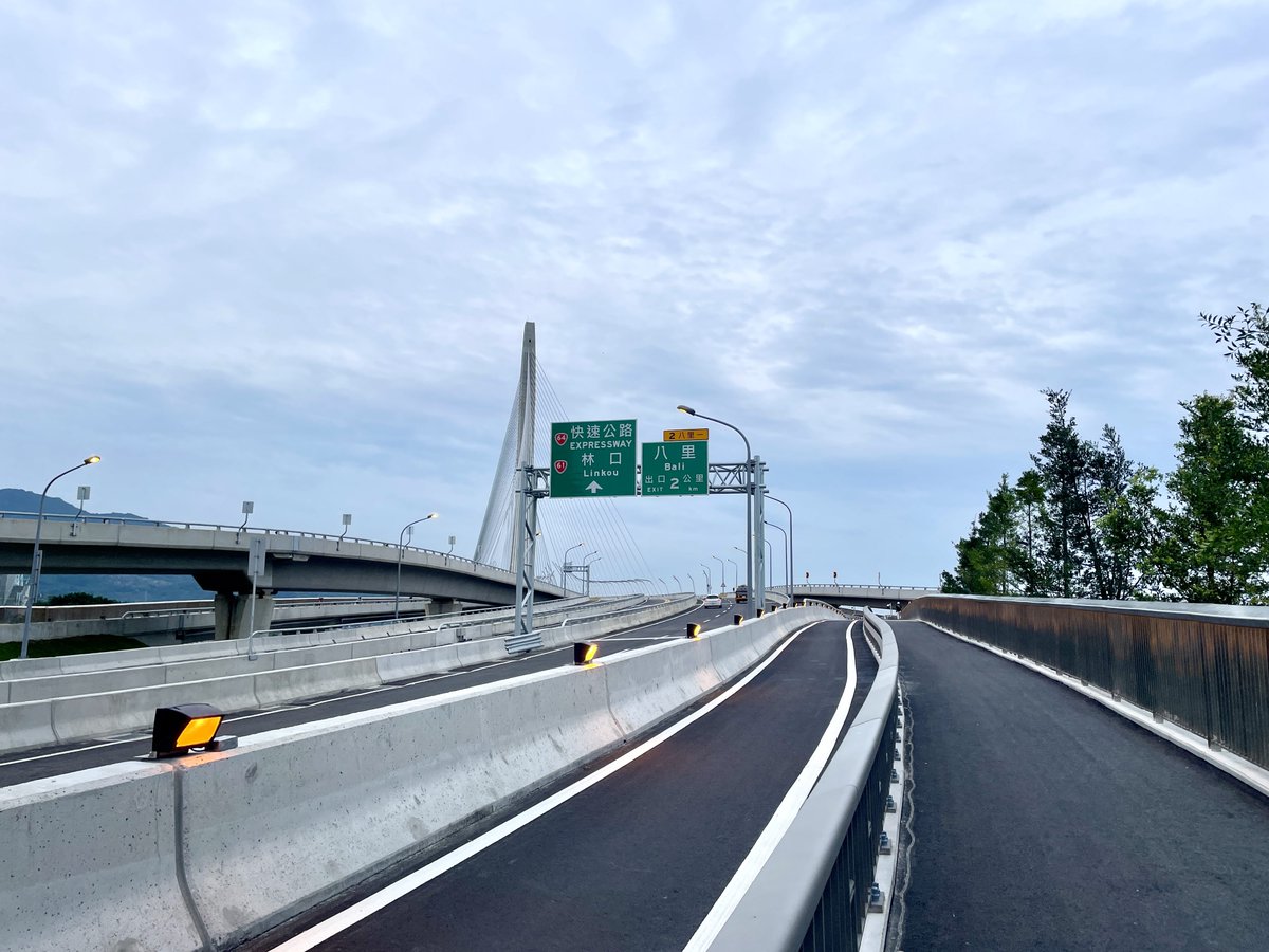 taipeinavi's tweet photo. 【台湾新観光名所】

朝5時に自転車で渡ってきました

開通したばかりの「淡江大橋」、曇りでもこの絶景！
晴れの日に来たら一体どうなるんだろう？

「曲線の女王」ザハ・ハディッドの遺作、ぜひ自分の目で確かめてみてください👀

詳しくはこちら💁‍♀️
🔗https://t.co/VBkZk4uCZu https://t.co/PHVNx8COgi