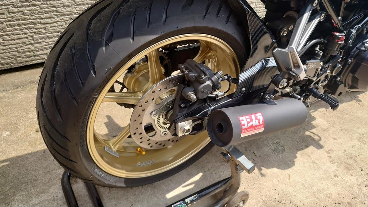 81toshi2's tweet photo. z900rsのホイールとタイヤ
合わせて総額35万ほどかかる😅
さてどうするか🤔
ちなみにリアのリム幅は6.0で
タイヤが太くなる予定です😁 https://t.co/cf6vgzQQZq