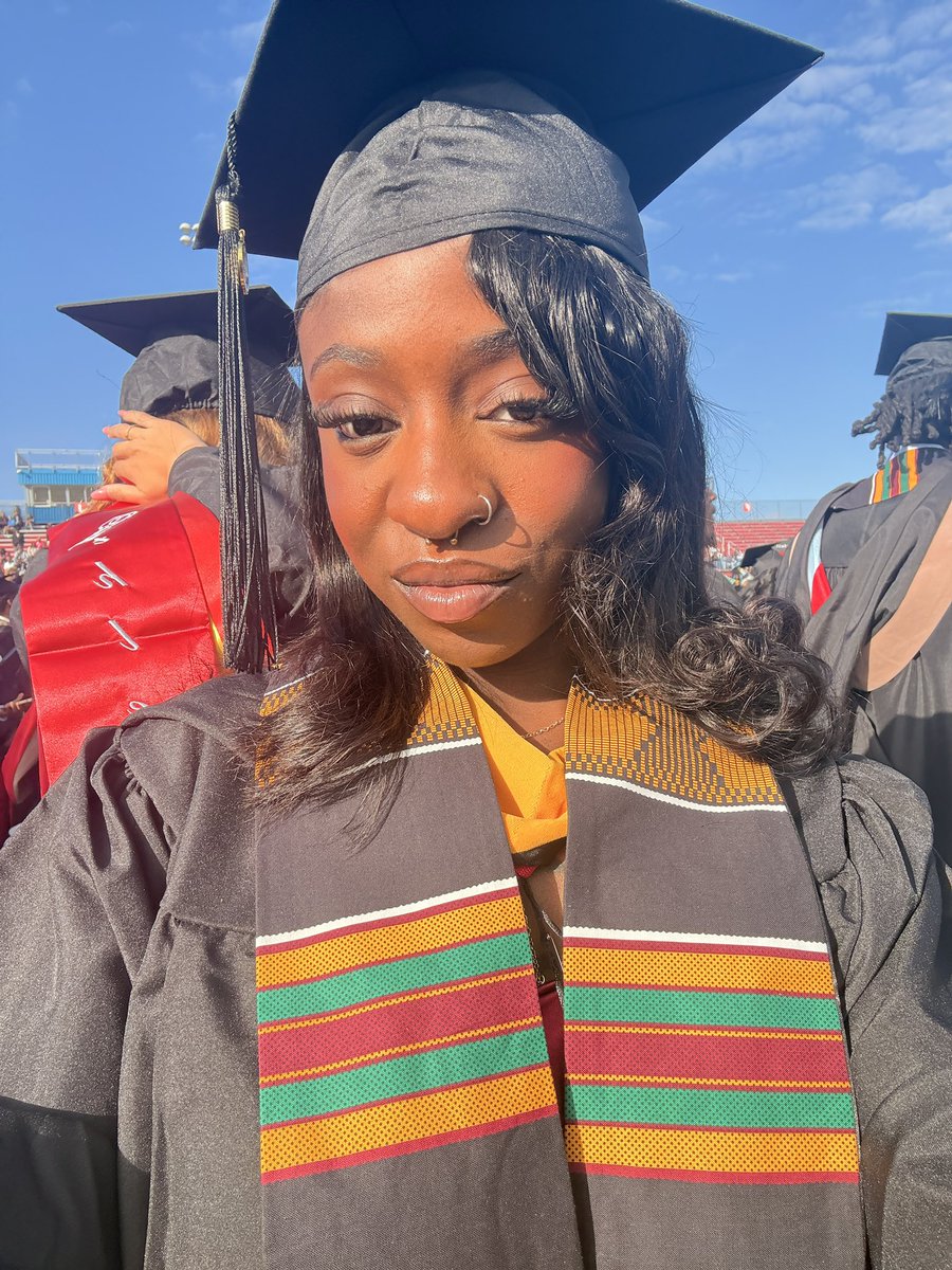 royallykms's tweet photo. Posted congrats by osamason so i won automatically, happy grad day baddies https://t.co/veNa39GFbh