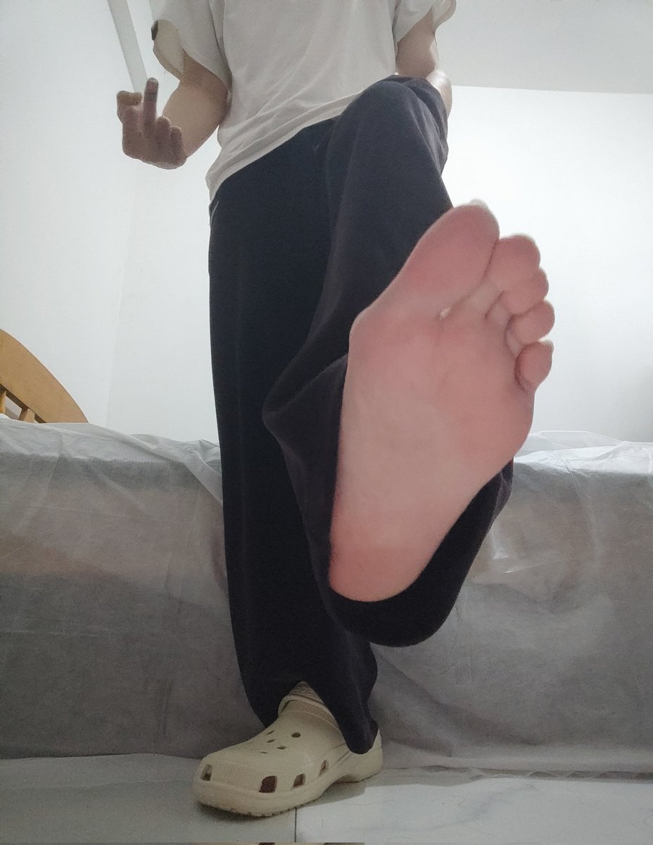 RedSdom08's tweet photo. 傻逼男同的价值就是被直男爹提款和被当成工具一样使用，没钱或者工具不好用了就直接一脚踢开，根本不会正眼看你们这些傻逼🤣
#cashmaster #cashfag #humanatm #cashslave #feetgod https://t.co/Ht1U5OC5Gu