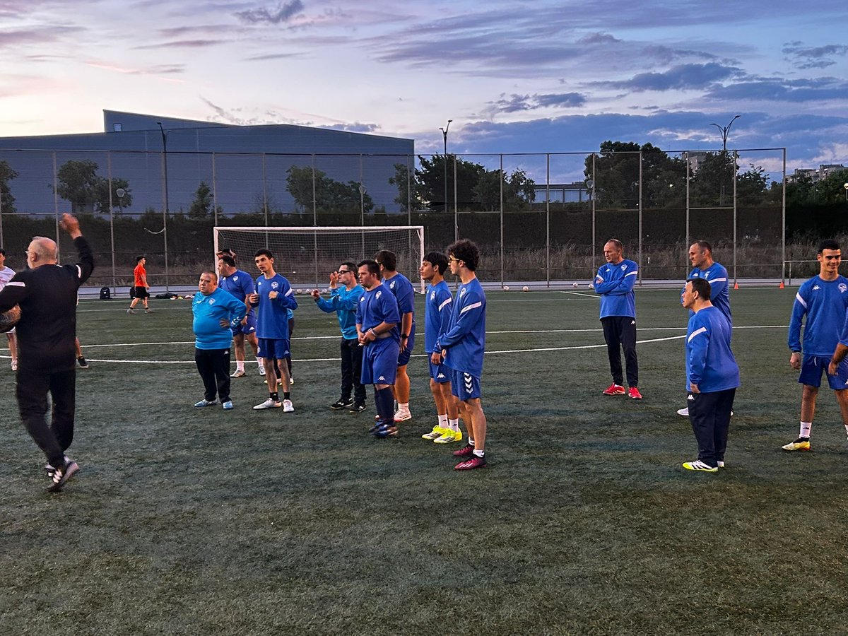 CESInclusiu's tweet photo. 🏟️🤗 Aquest dimecres vam tornar al Municipal de la Creu 

🧡🤝 per compartir un entrenament amb la @uesabadellenca i estudiants de la Blanquerna

🙌 ens ho vam passar d'allò més bé!!! 

#FutbolXaTothom #Sabadell https://t.co/L6FtI8oiEr