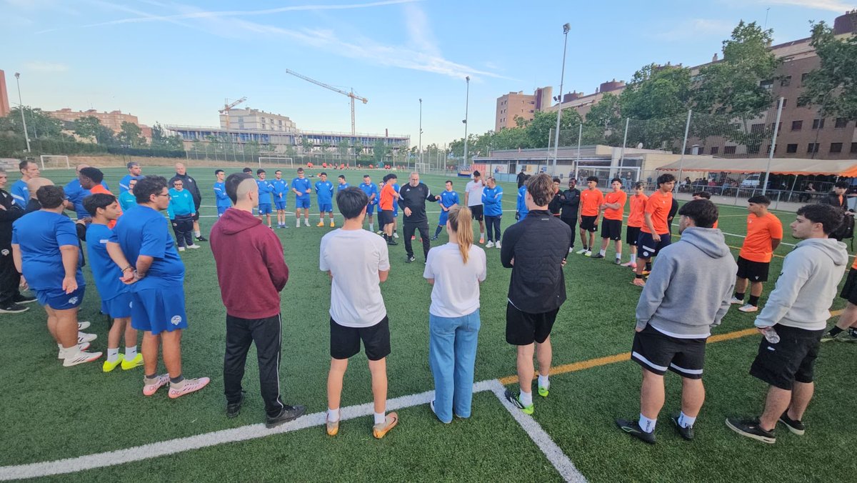 CESInclusiu's tweet photo. 🏟️🤗 Aquest dimecres vam tornar al Municipal de la Creu 

🧡🤝 per compartir un entrenament amb la @uesabadellenca i estudiants de la Blanquerna

🙌 ens ho vam passar d'allò més bé!!! 

#FutbolXaTothom #Sabadell https://t.co/L6FtI8oiEr