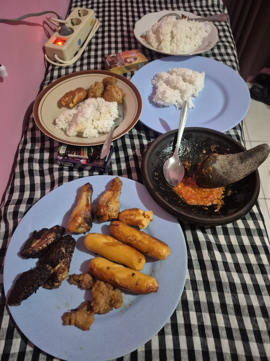 thiatinyooo's tweet photo. Mamah bapa pergi haji, makanan frozen juara dah, tinggal goreng🤣 https://t.co/cR6KSezw9d
