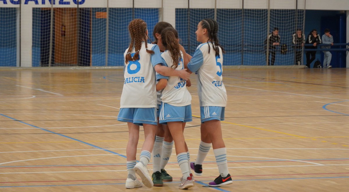 FutsalRFGF's tweet photo. 📸 A Sub12 feminina é de SEMIS!

💙 Con TODO rapazas!!

#SelecciónGalega #SentindoGalicia https://t.co/fYcN2N2BRt