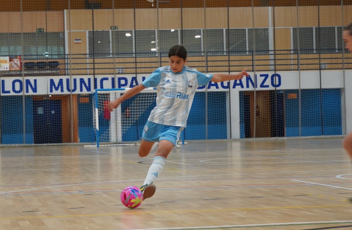 FutsalRFGF's tweet photo. 📸 A Sub12 feminina é de SEMIS!

💙 Con TODO rapazas!!

#SelecciónGalega #SentindoGalicia https://t.co/fYcN2N2BRt