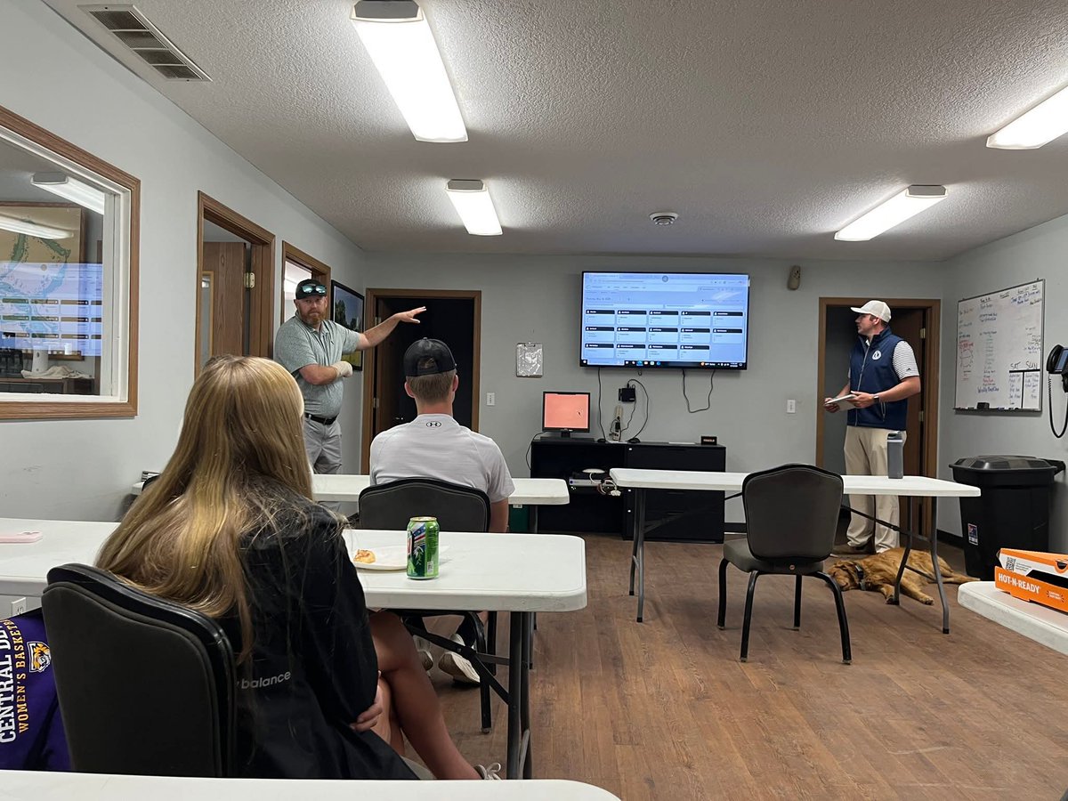 SuperTimG132's tweet photo. We show them some of the technology we use, give them industry information and then get them doing things like changing cups, taking moisture readings, and running other equipment. The most laughs come from the roller but the favorite thing is always @DogsOfTurf #Dwight #Knox https://t.co/g3nKrkBJvZ