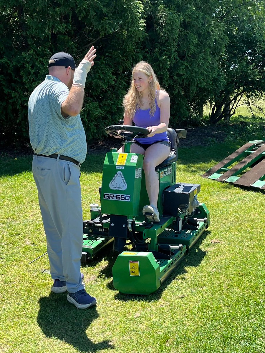SuperTimG132's tweet photo. We show them some of the technology we use, give them industry information and then get them doing things like changing cups, taking moisture readings, and running other equipment. The most laughs come from the roller but the favorite thing is always @DogsOfTurf #Dwight #Knox https://t.co/g3nKrkBJvZ