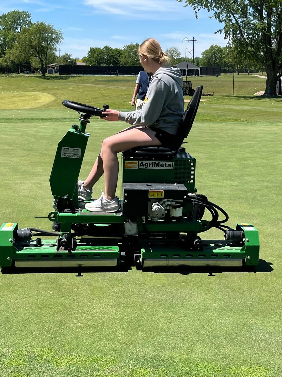 SuperTimG132's tweet photo. We show them some of the technology we use, give them industry information and then get them doing things like changing cups, taking moisture readings, and running other equipment. The most laughs come from the roller but the favorite thing is always @DogsOfTurf #Dwight #Knox https://t.co/g3nKrkBJvZ