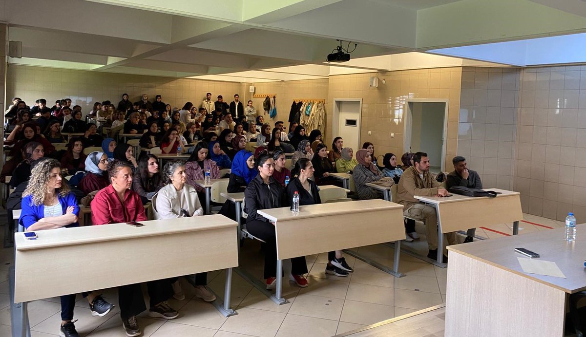 aicuiibf's tweet photo. Fakültemizde,Engelliler Haftası kapsamında “Türk İşaret Dili: Eller Konuşur, Gözler Duyar” semineri düzenlendi. Moderatörlüğünü Dr. Öğr. Üyesi Ferda KOÇ’un üstlendiği seminere, konuşmacı olarak Sağlık Hizmetleri Meslek Yüksekokulu Öğr. Gör. Zehra KEŞCİ katıldı. https://t.co/qE36IrmGOp