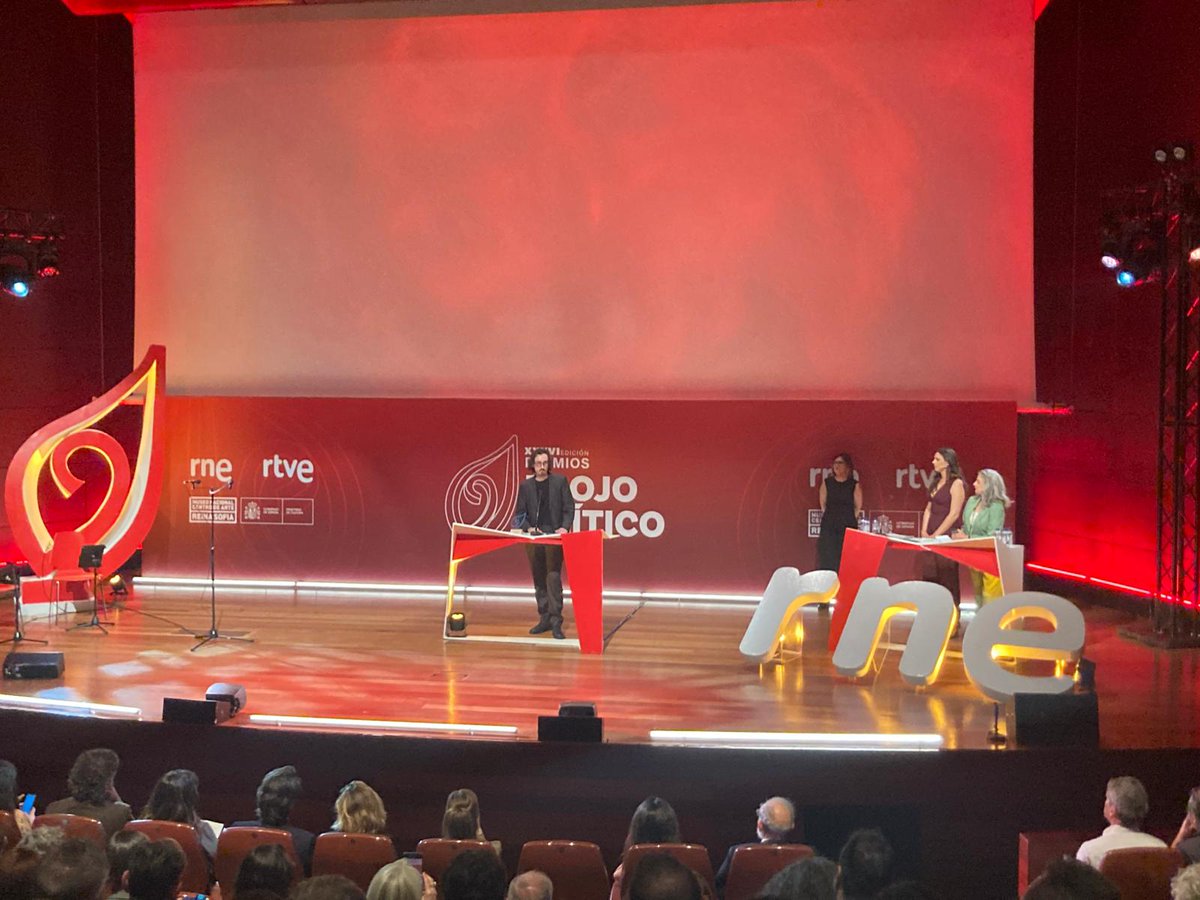 LaSalleBCN's tweet photo. 🏆 @Albert_DATA recibe el Premio ‘El Ojo Crítico’ 2025 de innovación digital en el ámbito cultural de @rne.

El jurado reconoce Synapticon, un proyecto pionero que fusiona arte, ciencia y tecnología para explorar nuevas formas de creación digital. ✨👏

🔗 https://t.co/VVXpwAszyN https://t.co/TeqVlei8Rz