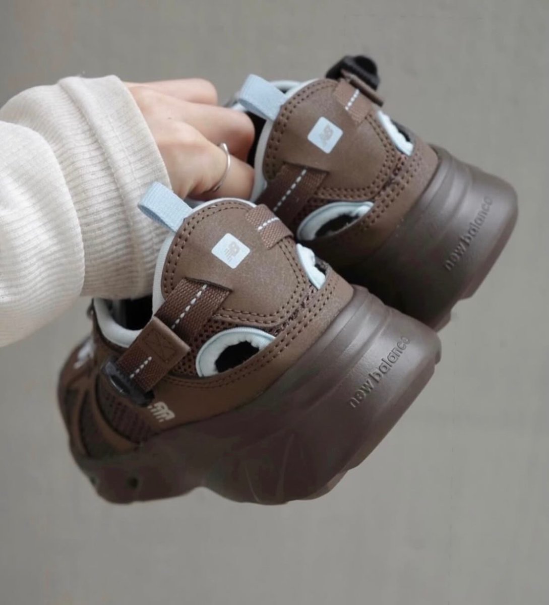 _likethatsun_'s tweet photo. #ExclusiveRelease

[New Balance] 

Kave SD2401BR

💸 Rp1.975.000 (complete set with box)

**harga tsb diatas valid untuk size details:
• Brown/SkyBlue: 23cm & 29cm
• Silver: 26cm to 29cm
• Black

~ size lain selain yang aku post diatas harga normal Rp2.085.000 include box karena sale hanya berlaku untuk size tertentu.

Handcarry ETA Jakarta end of May, limited qty. 

~ size: from 23cm to 29cm (broken size, no middle size).

💌 DM only if interested.