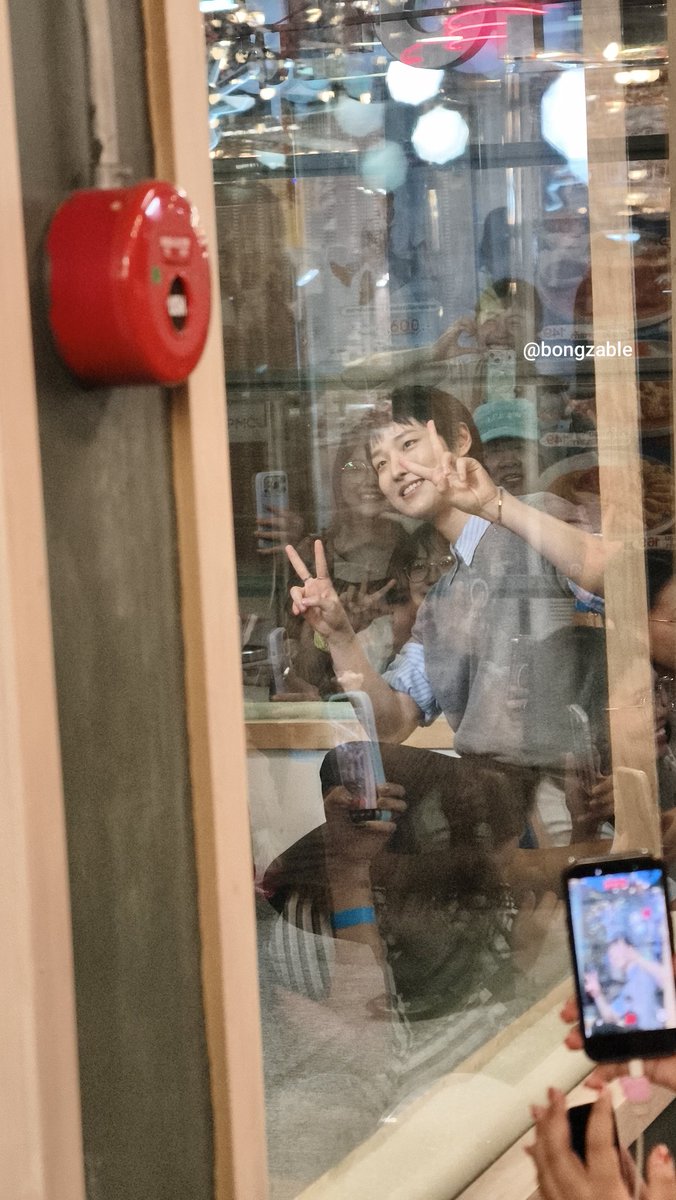 bongzable's tweet photo. เจ้าพ่อแฟนเซอร์วิสป่ะ ซึงยอนไปหามู้ดจึทุกมุมเลยค่ะ 😭🥹🫶🏻🧡💙 
#Flex1045xWOODZ #조승연 #우즈 #WOODZ #Archive1_in_Bangkok https://t.co/G7YjuciaUV