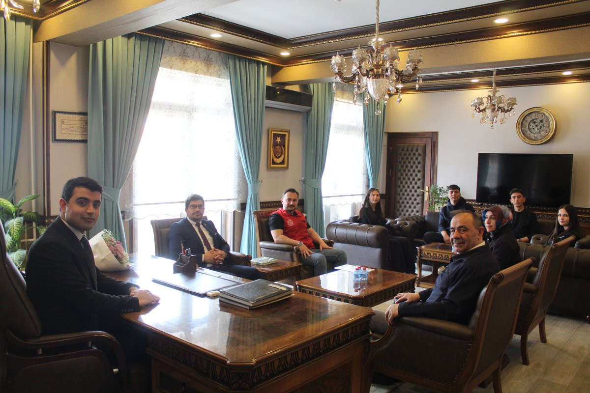 tcdortdivan's tweet photo. 15-21 Mayıs Gençlik Haftası etkinleri kapsamında; İlçe Gençlik ve Spor Müdürü Cemalettin ÖZKAN, Çok Programlı Anadolu Lisesi Müdürü ve öğrencileri ile birlikte Kaymakamımız Sayın Mustafa ŞAHİN’ i makamında ziyaret ettiler. https://t.co/vp7yxxRePd