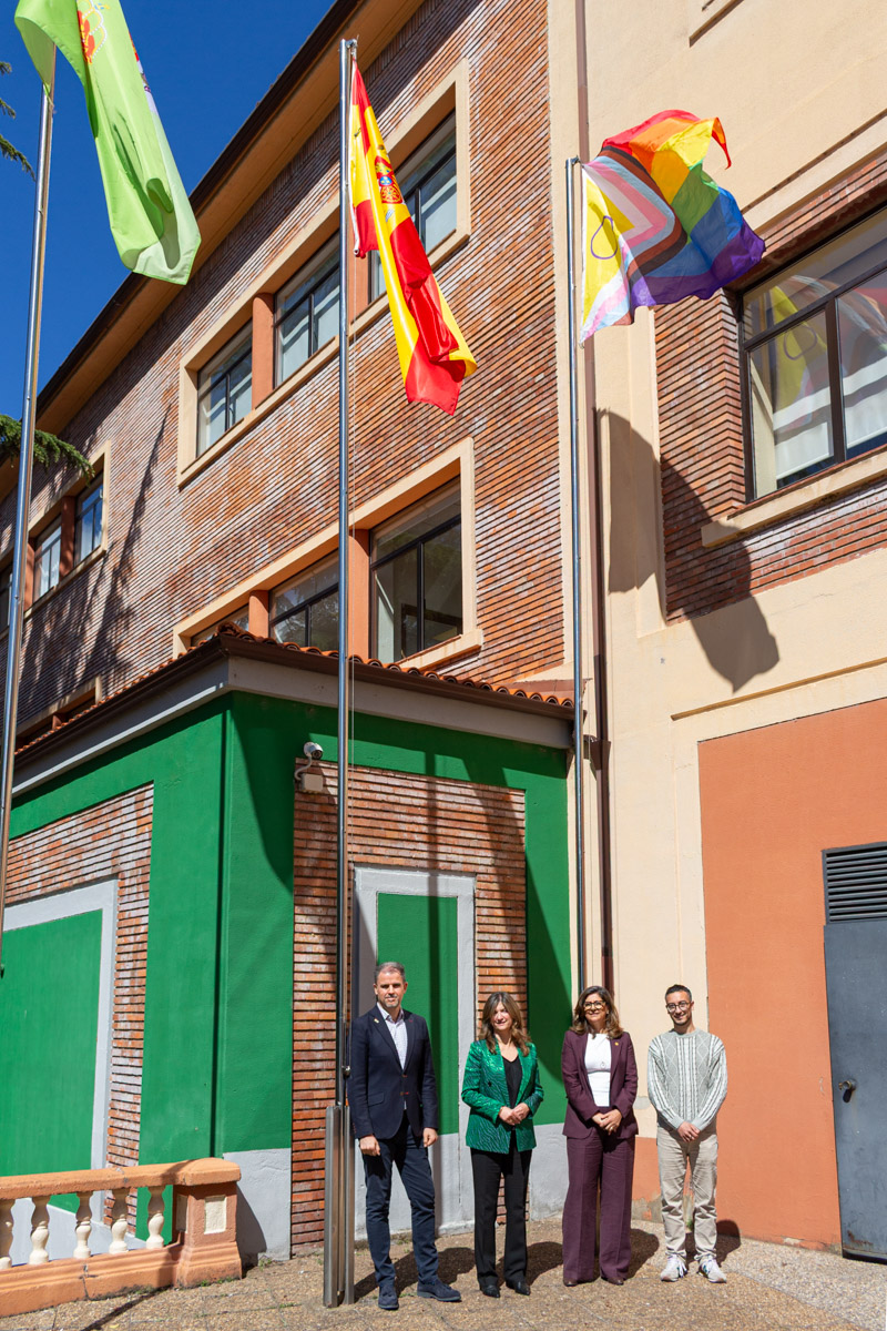 unileon's tweet photo. 🏳️‍🌈 La Universidad de León iza la bandera arcoíris con motivo del Día Internacional contra la Homofobia, la Transfobia y la Bifobia, reafirmando su compromiso con la igualdad y su rechazo firme a cualquier forma de discriminación.

#UniversidadDeLeón #OrgulloULE https://t.co/Messfmosxr