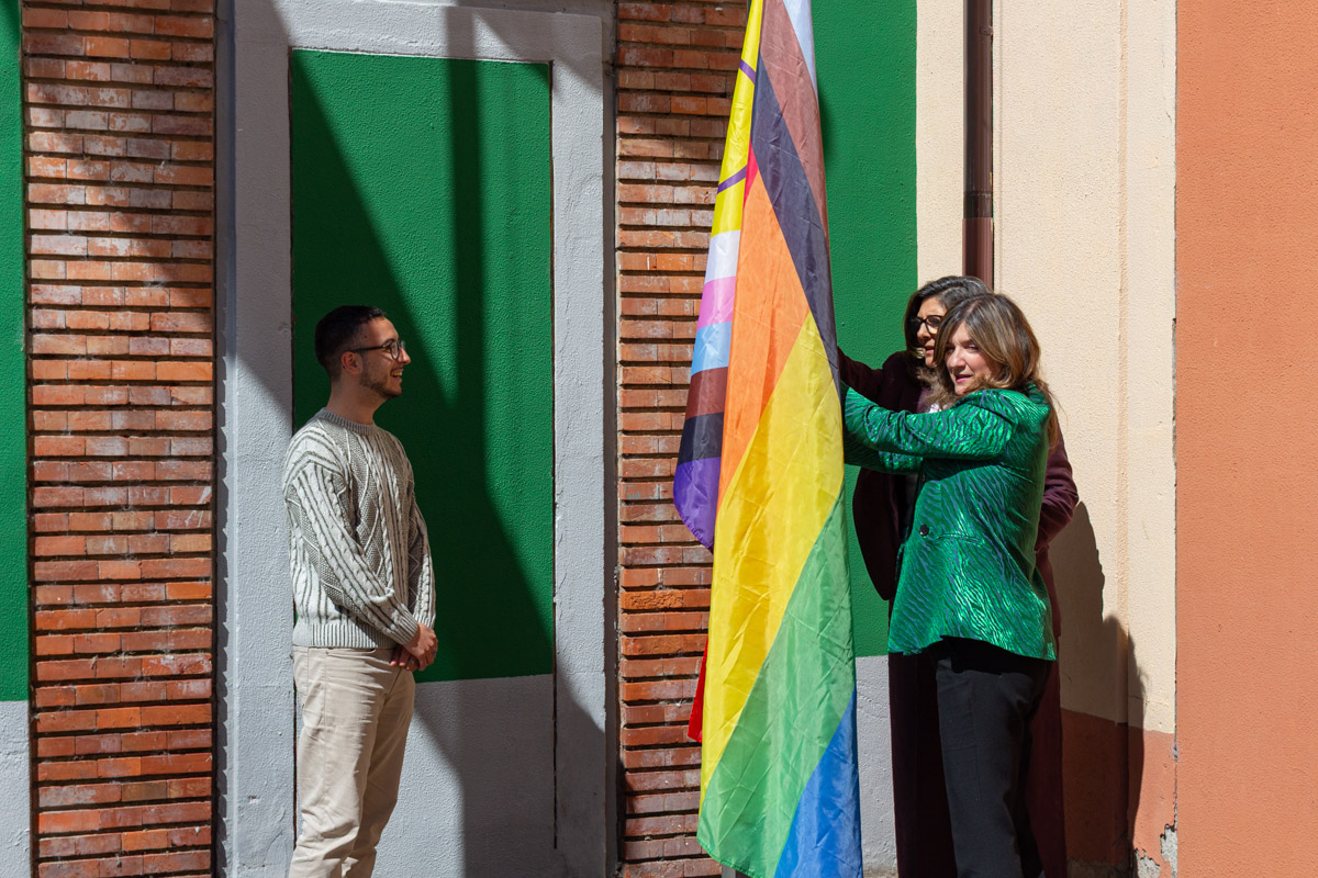 unileon's tweet photo. 🏳️‍🌈 La Universidad de León iza la bandera arcoíris con motivo del Día Internacional contra la Homofobia, la Transfobia y la Bifobia, reafirmando su compromiso con la igualdad y su rechazo firme a cualquier forma de discriminación.

#UniversidadDeLeón #OrgulloULE https://t.co/Messfmosxr
