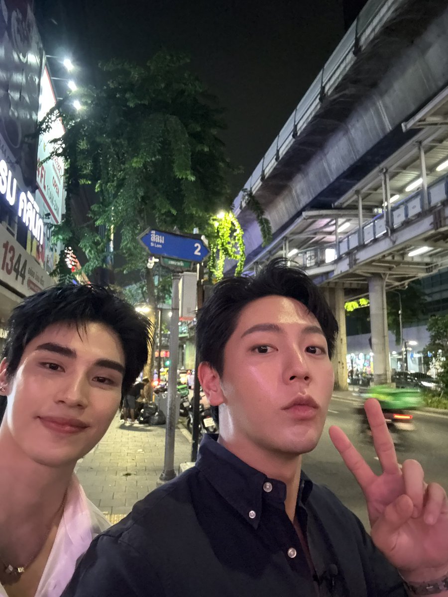 RunThaton40886's tweet photo. 👀..🐰🐶🥕🌻

Silom No Censor
#LoveOfSilomEP5
#uPpoom #uppoompat #poompos https://t.co/qAhDq3GAs8
