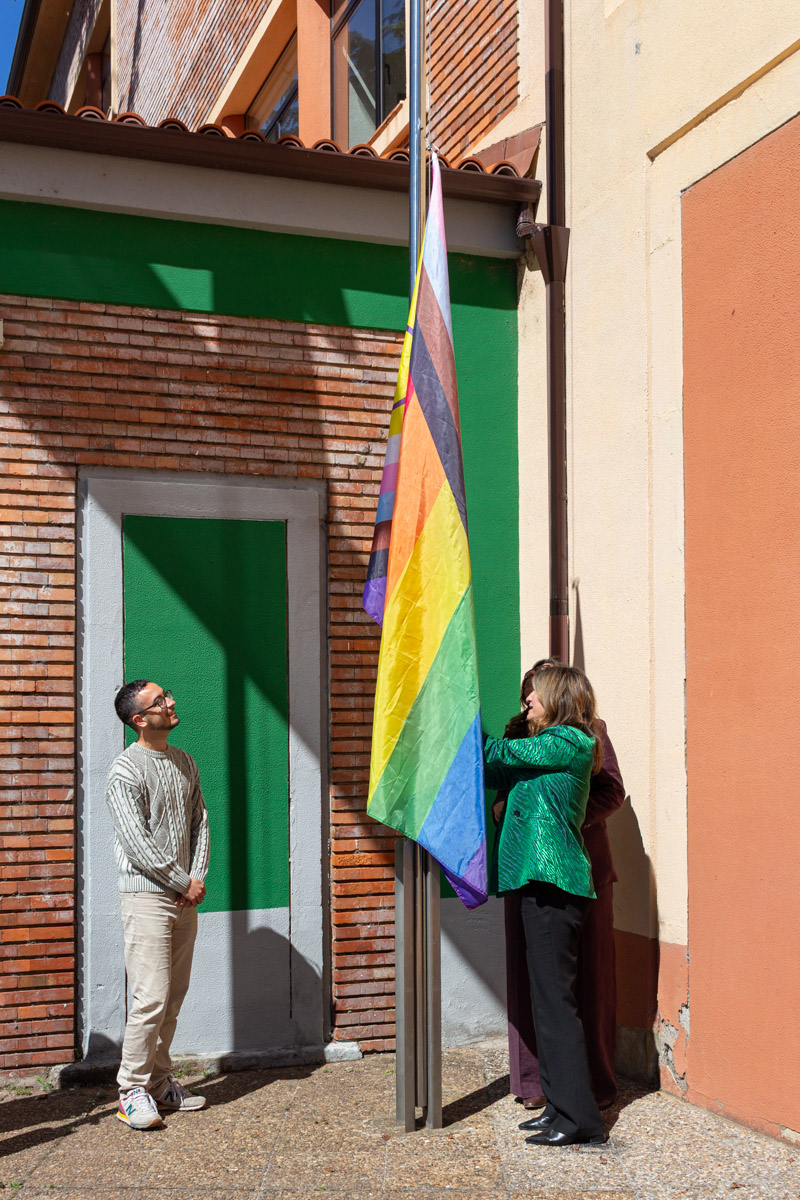unileon's tweet photo. 🏳️‍🌈 La Universidad de León iza la bandera arcoíris con motivo del Día Internacional contra la Homofobia, la Transfobia y la Bifobia, reafirmando su compromiso con la igualdad y su rechazo firme a cualquier forma de discriminación.

#UniversidadDeLeón #OrgulloULE https://t.co/Messfmosxr