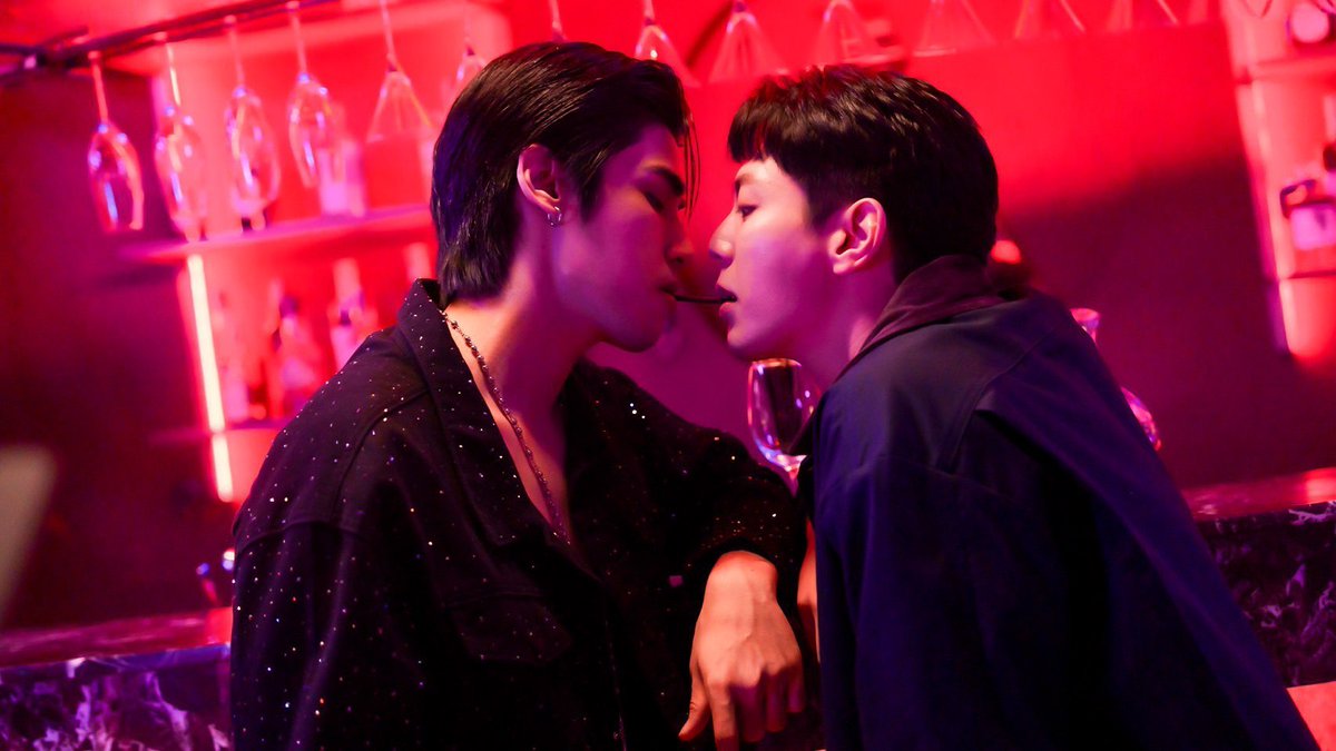 LalitaTUM's tweet photo. เกมป๊อกกี้ รสช็อกโกแลตซะด้วย

Silom No Censor
#LoveofSilomEP5 https://t.co/bxPhRVx1Id