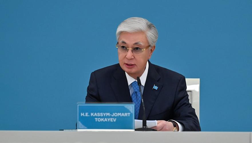 saki552003's tweet photo. Kazakistan Cumhurbaşkanı Tokayev, Türkistan şehrindeki TDT Zirvesi'nde yaptığı konuşmada Türk ülkeleri arasındaki birliğin sağlamlaştırılması gerektiğini söyledi, çok çok önemli teklifler sundu.

"Türkistan, kadim zamanlardan beri atalarımız için yol gösterici bir yıldız olmuştur. Bu kadim şehir Türk halklarının beşiği olarak adlandırılır. Kadim zamanlardan beri kutsal Türkistan, tüm Türk dünyasını birleştiren manevi bir merkez olmuştur. 
Karmaşık ve istikrarsız jeopolitik koşulların yaşandığı bir çağda yaşıyoruz. Uluslararası ve bölgesel düzeyde rekabet tırmanıyor. Silahlı çatışmalar ve savaşlar daha sık hale geliyor. Bu çalkantılı dönemde, yüzyıllardır süregelen ortak bir tarihle bir araya gelmiş olan Türk devletlerinin birliği özellikle önemlidir." 

Bazı teklifleri: 

1- Türk Konseyi üye devletleri arasında ortak bir bilişim merkezi açılmasını öneriyorum. Merkezin adı Türk Yapay Zekası olabilir. 
2- Türk Medeniyeti Mirasının Korunmasına İlişkin Sözleşme taslağının geliştirilmesi. Bu belgenin, Türk halklarının tarihi ve kültürel mirasının korunması ve geliştirilmesi için yasal temel oluşturacağı ve UNESCO'nun bu alandaki çalışma kapsamını genişletmeye de katkıda bulunacağı belirtiliyor.
3-  Türk halklarının tarihi ve kültürüyle ilgili materyalleri bir araya getirecek yapay zekâ tabanlı özel bir dijital platformun tesisi. 
4- Türkistan'ın Türk maneviyatındaki rolünü göz önünde bulundurarak, şehirde bir Türk Medeniyeti Merkezi kurulması. Bu merkezin, kardeş ülkelerin ortak bilimsel araştırmalar yürütmesine, kültürel projeler ve eğitim programları uygulamasına olanak sağlayaması ve ülkeler arasında insani iş birliğini güçlendirmeye katkıda bulunmasının beklenmesi. 
5- Türk dilleri için ortak bir terminoloji tabanının oluşturulması.