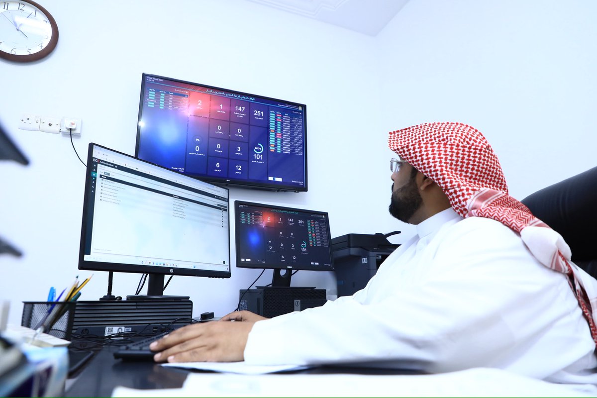Saudi_Moia's tweet photo. تكثف وزارة #الشؤون_الإسلامية والدعوة والإرشاد، ممثلةً بالأمانة العامة للتوعية الإسلامية في الحج والعمرة والزيارة، جهودها وعلى مدار الساعة في استقبال مكالمات ضيوف الرحمن عبر الهاتف المجاني المخصص للإجابة عن استفساراتهم الشرعية، وذلك ضمن برامج التوعية الإسلامية المخصصة لموسم الحج لعام 1447هـ، بمتابعة وتوجيهات معالي وزير الشؤون الإسلامية والدعوة والإرشاد الشيخ الدكتور عبداللطيف بن عبدالعزيز آل الشيخ.

ويشارك في الرد على استفسارات المتصلين عبر الهاتف المجاني (8002451000) نخبة من دعاة الوزارة والمتعاونين، جرى اختيارهم بعناية لما يمتلكونه من تأهيل علمي ودراية بأحكام ومناسك الحج وفق الكتاب والسنة، إلى جانب مترجمين يتحدثون بـ 14 لغة عالمية، بما يسهم في تسهيل التواصل مع الحجاج من مختلف الجنسيات. 

#حياكم_الله

https://t.co/9mKd3myd2o
