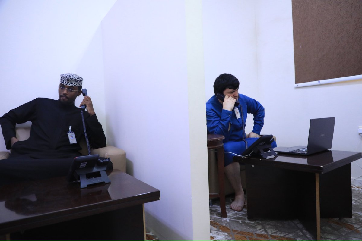 Saudi_Moia's tweet photo. تكثف وزارة #الشؤون_الإسلامية والدعوة والإرشاد، ممثلةً بالأمانة العامة للتوعية الإسلامية في الحج والعمرة والزيارة، جهودها وعلى مدار الساعة في استقبال مكالمات ضيوف الرحمن عبر الهاتف المجاني المخصص للإجابة عن استفساراتهم الشرعية، وذلك ضمن برامج التوعية الإسلامية المخصصة لموسم الحج لعام 1447هـ، بمتابعة وتوجيهات معالي وزير الشؤون الإسلامية والدعوة والإرشاد الشيخ الدكتور عبداللطيف بن عبدالعزيز آل الشيخ.

ويشارك في الرد على استفسارات المتصلين عبر الهاتف المجاني (8002451000) نخبة من دعاة الوزارة والمتعاونين، جرى اختيارهم بعناية لما يمتلكونه من تأهيل علمي ودراية بأحكام ومناسك الحج وفق الكتاب والسنة، إلى جانب مترجمين يتحدثون بـ 14 لغة عالمية، بما يسهم في تسهيل التواصل مع الحجاج من مختلف الجنسيات. 

#حياكم_الله

https://t.co/9mKd3myd2o