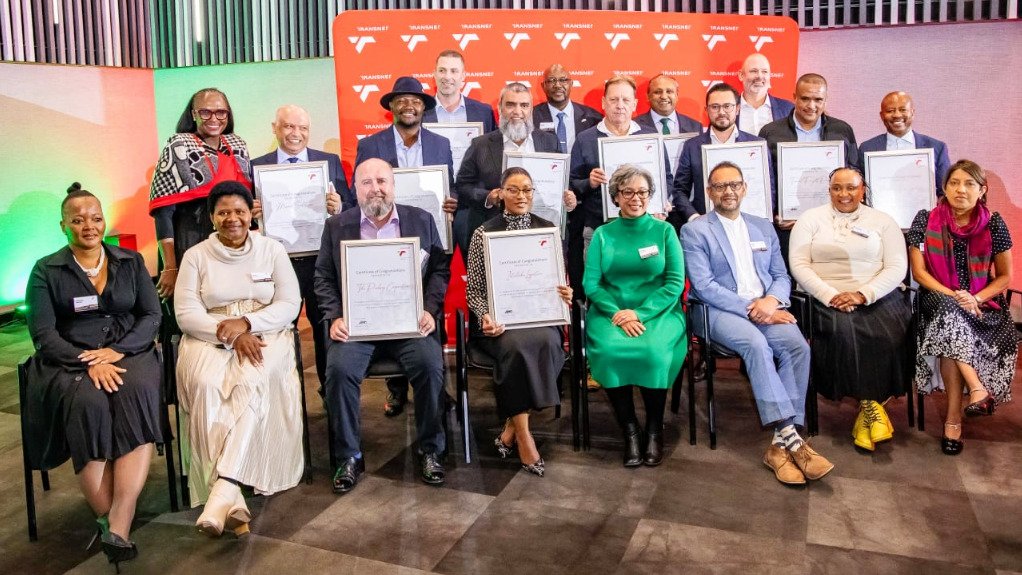 EngNewsZA's tweet photo. [𝗜𝗖𝗬𝗠𝗜]
𝐓𝐨𝐩 𝐒𝐭𝐨𝐫𝐲 𝟏

[WATCH] Eleven private train operators gear up for mainline entry after concluding access agreements

https://t.co/qK5WPBywgR  

#RailAccess #Logistics #TOCs #TRIM #Transnet #RailFreight https://t.co/yZQ3ECNi6I