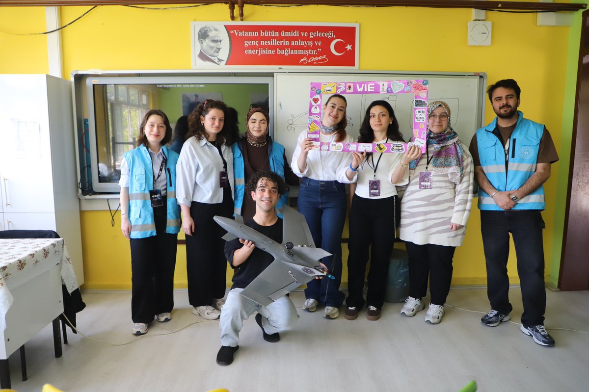 KarabukKYGM's tweet photo. Hedefimiz; yerli ve milli teknolojiyi üretecek nesiller yetiştirmek! 🇹🇷 IEEE KBÜ WIE olarak, GSB Karabük desteğiyle yürüttüğümüz STAR projesi kapsamında ortaokul öğrencileriyle buluştuk. STEM eğitimleriyle gençlerin mühendislik vizyonuna katkı sunduk. 🚀 https://t.co/16PwylPbdQ