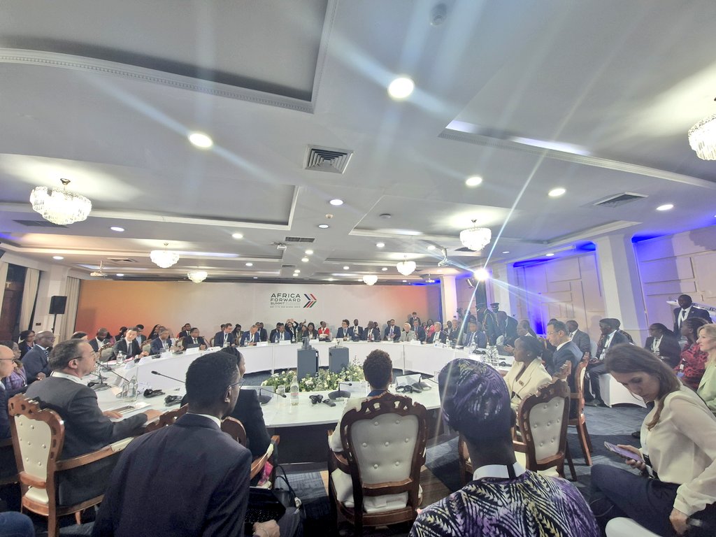 samabdiosman's tweet photo. Dans le cadre du #AfricaForwardSummit, honoré d'avoir pris part à la table ronde sur l’intelligence artificielle et l’économie numérique organisée sous le Patronage du Président du #Botswana SEM @duma_boko, modérée par Amb @ClaraChappaz et Amb @pthigo en présence des prix Nobel @JuanManSantos, ex Président de la Colombie, @DenisMukwege et Mary Robinson ex Présidente d'Irlande et membre des @TheElders. Ces échanges, auxquels ont également pris part plusieurs ministres africains du numérique et de nombreux dirigeants d'entreprises et technologiques internationales et africaines, ont mis en avant l’urgence pour l’#Afrique de devenir  productrice d’intelligence artificielle plutôt que simple consommatrice, à travers l’innovation, la coproduction technologique et le développement d’un cadre favorable à l’essor de l’#IA sur le continent.  #TheAfricaWeWant #AfricaForward #TechForGood #AIForGood #DigitalForGood #Djibouti