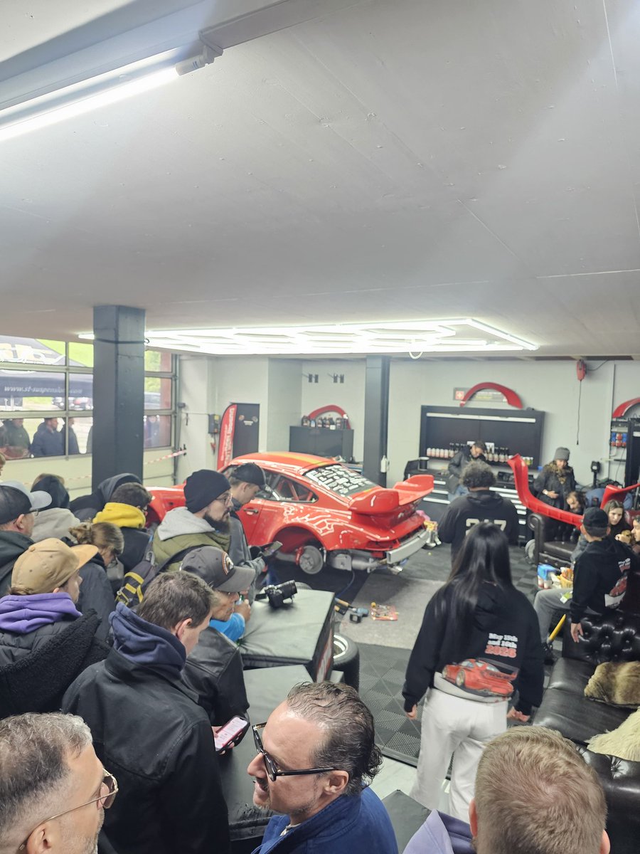 KyaaWoW's tweet photo. I'm working and my best friend casually watch akira nakai tune a Porsche.... https://t.co/dvMMDSkxu2