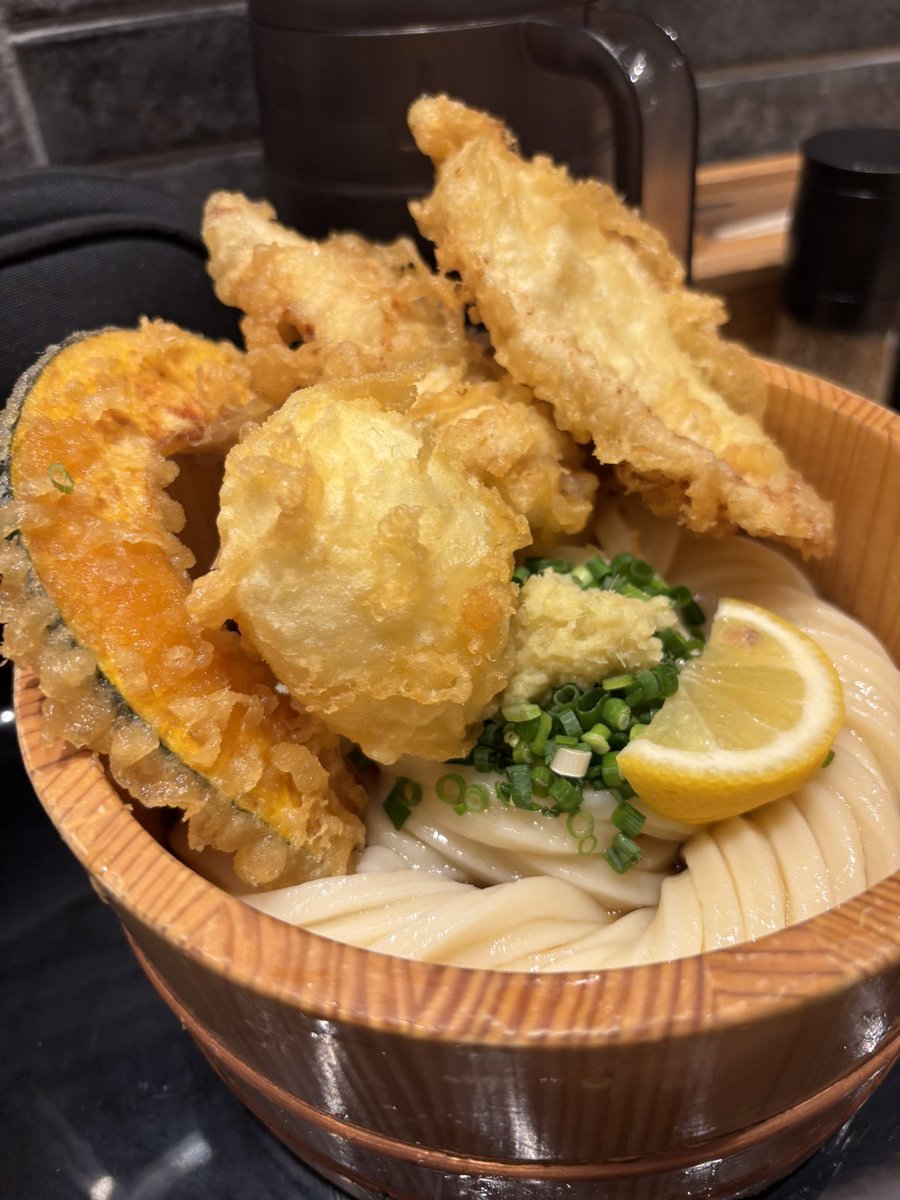 Image for the Tweet beginning: 新大阪駅と梅田駅で迷いに迷いましたが、無事に家に帰れました、、

今週は静岡で僧侶勉強会から始まり、千葉でグランピング、帰りの大阪でうどんと充実した5日間でした✨

梅田駅前もっと横断歩道作ってください。。
どこから道路渡れるかわかりません、、
#RyoHack #デイトラ 