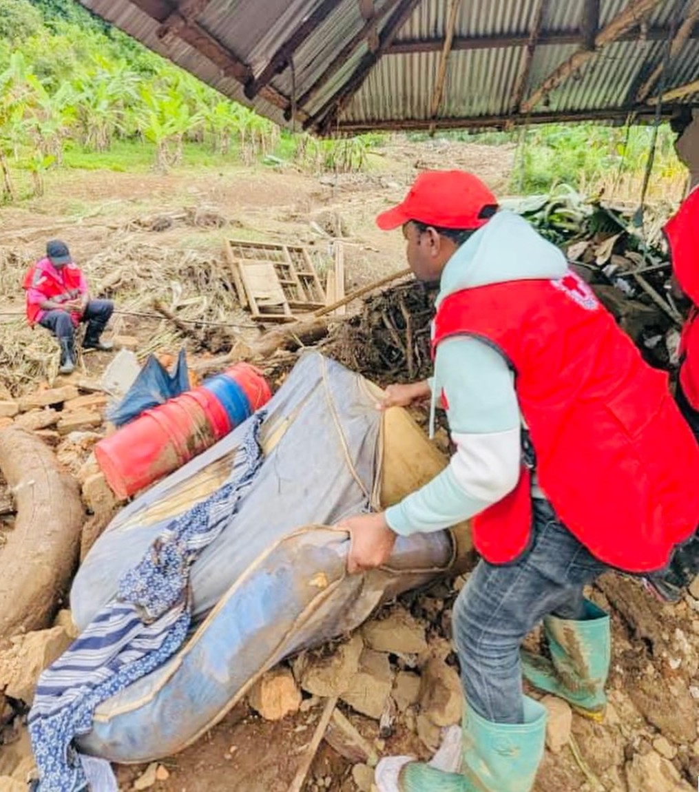 IFRC_DREF's tweet photo. In late March 2026, heavy rains and strong winds triggered severe flooding and landslides in #Tanzania’s Mbeya region, affecting communities in Rungwe and Kyela districts.
With support from the @IFRC_DREF, Tanzania Red Cross (@trcs1962) teams have reached 523 households with shelter support, clean water, health and sanitation assistance, helping address urgent needs among the worst affected communities.
@IFRCAfrica
#DREFinAction