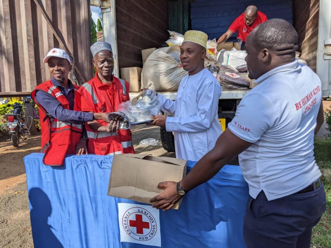 IFRC_DREF's tweet photo. In late March 2026, heavy rains and strong winds triggered severe flooding and landslides in #Tanzania’s Mbeya region, affecting communities in Rungwe and Kyela districts.
With support from the @IFRC_DREF, Tanzania Red Cross (@trcs1962) teams have reached 523 households with shelter support, clean water, health and sanitation assistance, helping address urgent needs among the worst affected communities.
@IFRCAfrica
#DREFinAction