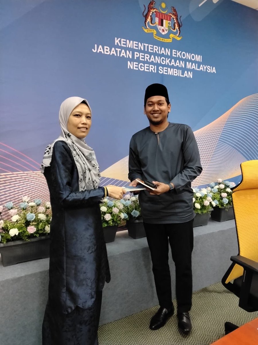 DOSMN9's tweet photo. Jumaat, 16 Mei 2026

Majlis Bacaan Yassin dan Tahlil ringkas telah diadakan di Bilik Salatin, Era Square dipimpin oleh Encik Muhammad Danial Izzat bin Mohd Nor dan dihadiri oleh hampir 70 orang anggota tetap dan Personal MySTEP. https://t.co/1y09ZfFr9R
