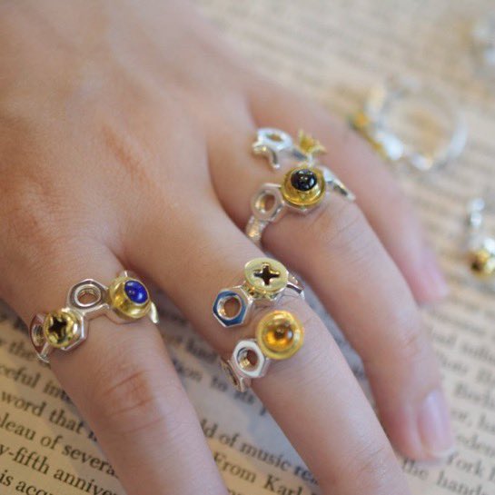 maholoba0123's tweet photo. 【Gems RING】
蒸気技師ドナテロが
仕事の傍ら生み出した
ネジとナットの装身具。
好きな天然石パーツを選び、
自分だけの一本にカスタム可能。
ギアッドの若者達に人気の逸品。
デザフェスにて。
デザフェスまで あと8日
#GEAD #デザフェス #スチームパン https://t.co/qO58ZAoXZY