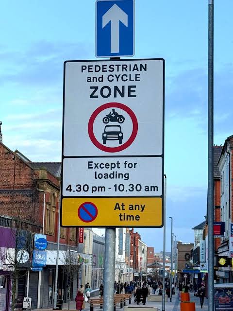 adriansyahyasin's tweet photo. Membangun pedestrian zone ya pasti take into account logistik lah bapak 🙏

Pasti ada window time buat loading barang keluar masuk dimana2 juga https://t.co/XOxLg0iejC