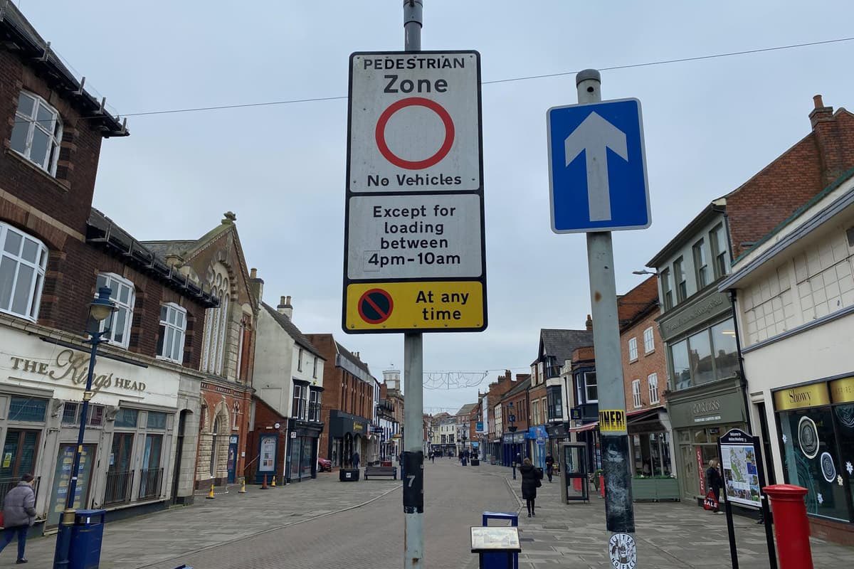 adriansyahyasin's tweet photo. Membangun pedestrian zone ya pasti take into account logistik lah bapak 🙏

Pasti ada window time buat loading barang keluar masuk dimana2 juga https://t.co/XOxLg0iejC