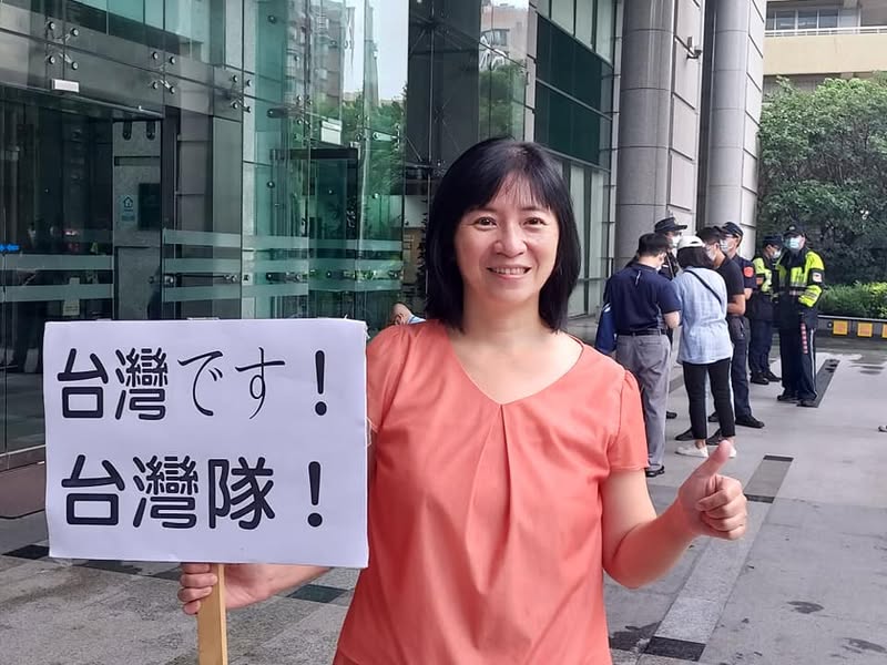 TSU20010812's tweet photo. 20260515台聯新聞稿 
台聯黨譴責「國際人權專家」捏造左傾政見！  

本週由法務部找來所謂「國際人權專家」，召開「兩公約第四次國家報告國際審查」並做成報告書，但綜觀報告內容，根本在傷害台灣的國家利益與價值觀，台聯黨呼籲政府，絕不可照單全收。 

台聯黨主席周倪安指出，自從馬英九時代通過「兩公約施行法」以來，每隔幾年，台灣政府就要斥資上千萬，請來所謂「國際專家」來對台灣的制度指手畫腳！當我們進一步的檢視他們的審查的項目，就可發現這些國際委員，都在用空泛的「國際潮流」做出節外生枝的解釋。例如今天審查委員呼籲，台灣應該暫停執行死刑，但遍察兩公約的內容，僅有提到死刑應經過司法審判，而處刑的對象應當是罪大惡極者。可見這些審查委員根本過度解釋！ 

周倪安指出，在本週的審查中，國際委員還要求台灣應當通過「免術換證」這樣嚴重壓迫女性的政策，實在太過離譜！而在兩公約中，根本沒有提到「跨性別」、「免術換證」等荒唐離譜的訴求，再次可見這些國際委員的解釋存在極為嚴重的瑕疵。 

在產業政策上，國際委員提出「看護外勞應列入勞基法」、「漁工外勞零付費」等建議，都將讓台灣弱勢失能者家庭雇主、偏鄉漁業的花費大幅提升。周倪安痛批，這些建議正是目前把外勞看得比本勞還寶貝的洪申翰正在推動的政策，同時也是對台灣最弱勢的人們落井下石的政策！讓國人很難不懷疑，這批「國際委員」根本就是民進黨請來，為極左性別政策背書的國際掮客！ 

人權公約的立意，是國家用於檢核人權發展的建議，而不是反過來造成台灣人權發展的倒退！但這些國際委員所提出的要求廢死，就是對受害者家屬的人權侵害；免術換證就是女性權益的退步；外勞政策導致台灣弱勢家庭、產業的開銷急遽上升，也將導致台灣人的生存權受損。面對這樣的報告書，台聯黨呼籲政府，應該要蹲下來傾聽台灣人民的聲音，絕不可照單全收。