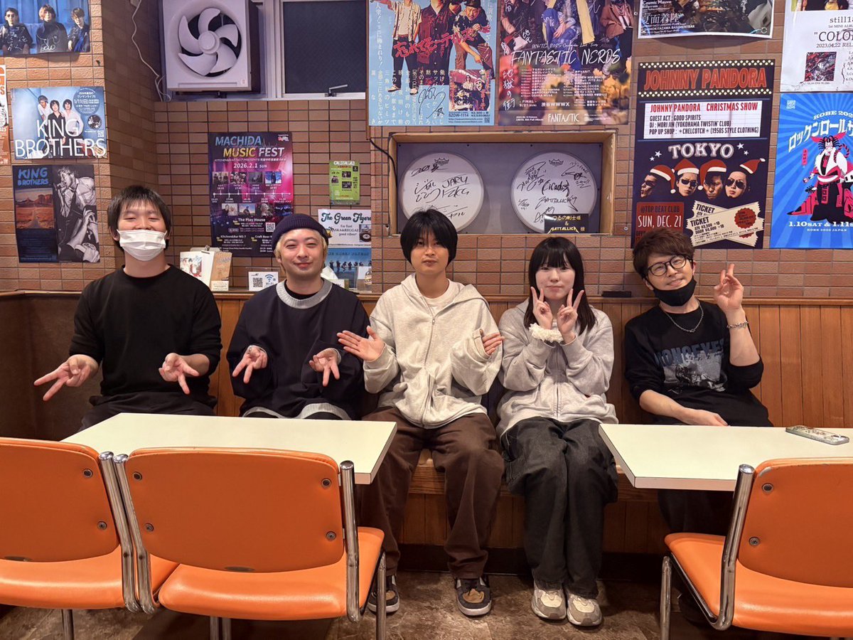 mzmr_'s tweet photo. 明日のプレハ43周年祝いに『ギヴンノコピバン』出演します！
ギヴン見て高校生からバンド始めた新世代、うるみを加えての新編成🎸 @urumi_vo 
key.にMCNIの@junpianonono を加えて豪華メンバーで行きます！
よろしくお願いします🫡 https://t.co/TFJeVcAStW