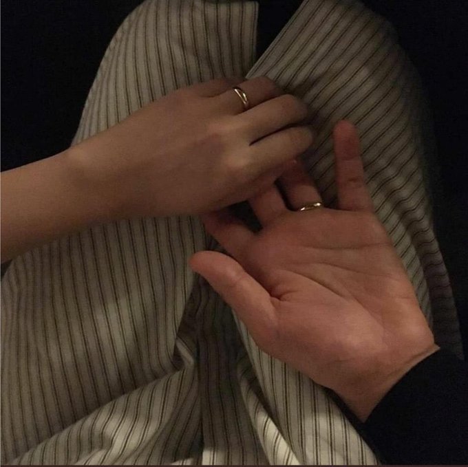 scrollpics's tweet photo. Hug hands https://t.co/uUmrleBVkK