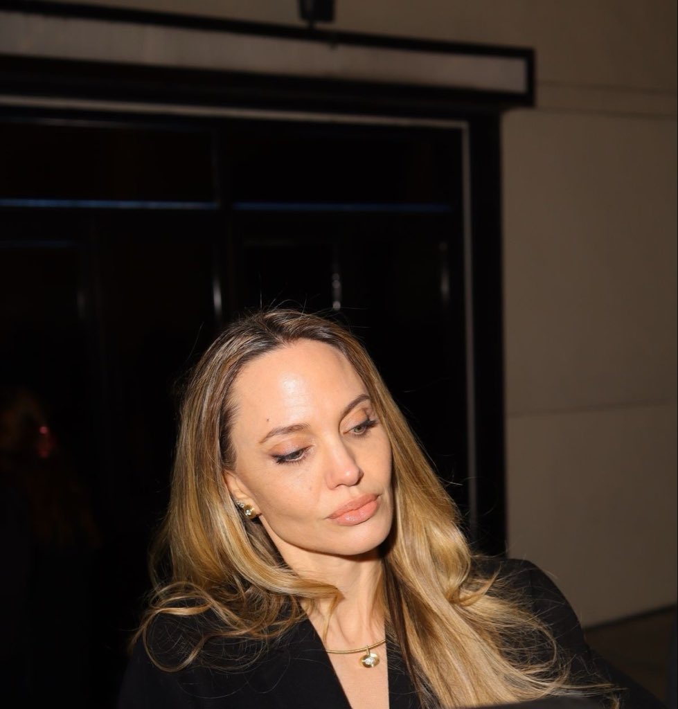 Angelina Jolie tweet media