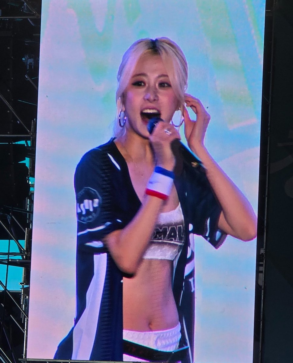 yunjinrs's tweet photo. YUNJIN AT TODAY’S SOONGSIL UNIVERSITY FESTIVAL WTF HER ABS https://t.co/Q2VcSqAtae