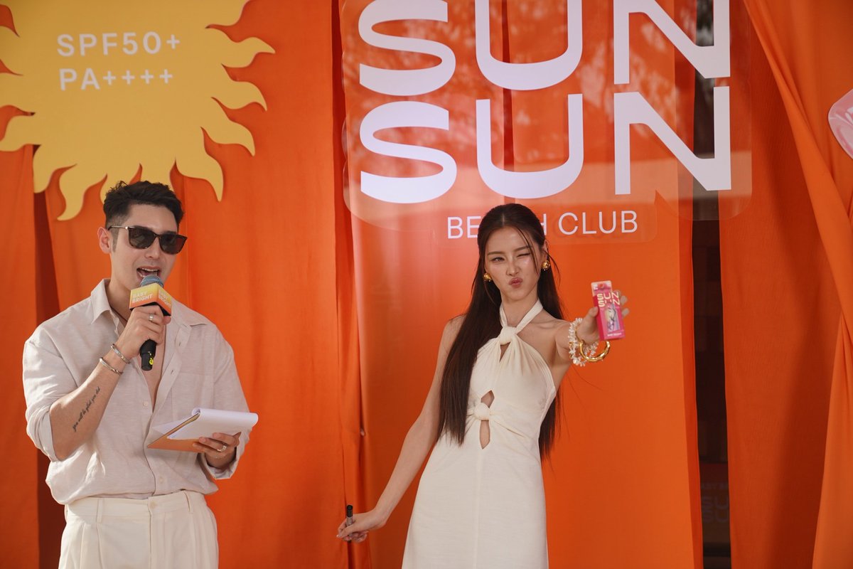 SECRET_Styled's tweet photo. ใบเฟิร์น พิมพ์ชนก" สาดออร่าท้าแดดริมหาด เปิดตัว Baby Bright SunSun Club นิยามความงามบทใหม่ สวยมั่นใจแบบ Naturally Bright
#ใบเฟิร์นพิมพ์ชนก #BabyBright #SunSunClub #BABYBRIGHTSunSunClub #NaturallyBright #CleanBeauty
BABY BRIGHT แบรนด์บิวตี้ขวัญใจคนรุ่นใหม่ ตอกย้ำความเป็นผู้นำบิวตี้เทรนด์ จัดงาน “Baby Bright SUN SUN BEACH CLUB” เนรมิตคาเฟ่สุดฮิปริมทะเล Cafe Casa Tropika ให้กลายเป็นสเปซแห่งความบิวตี้ พร้อมเปิดตัวผลิตภัณฑ์ไฮไลท์ Baby Bright SUNSUN Matte Lip SPF50+ PA++++ ลิปแมทท์กันแดดนวัตกรรมใหม่ที่ปกป้องพร้อมบำรุง โดยมี “ใบเฟิร์น พิมพ์ชนก ลือวิเศษไพบูลย์” ร่วมอวดริมฝีปากสวยสะกดตาในบรรยากาศพระอาทิตย์ตกดิน
.
เรียกได้ว่าการปรากฏตัวของ ‘ใบเฟิร์น พิมพ์ชนก’ ที่มาพร้อมออร่าความสวยสะกดตา เปลี่ยนบรรยากาศริมหาดให้เต็มไปด้วยพลังและชีวิตชีวา โดยครั้งนี้ใบเฟิร์นไม่ได้มาเพียงแค่ความสดใส แต่ยังมาเผยความลับการดูแลตัวเองที่เชื่อว่า ‘ความสวยต้องมาคู่กับสุขภาพริมฝีปากที่ดี’ พร้อมเปิดตัวไอเทมชิ้นใหม่! ลิปสติกคอลเลกชันล่าสุดที่ผสานพลังบำรุงจากธรรมชาติ มอบสัมผัสเนียนนุ่มชุ่มชื้น ให้ริมฝีปากสวยสู้แดดจัดได้ตลอดวัน ท่ามกลางรอยยิ้มที่เป็นกันเอง ซึ่งตอกย้ำภาพลักษณ์ความสวยที่จับต้องได้และเปี่ยมด้วยความมั่นใจในแบบฉบับ Baby Bright
.
ในงานนี้ได้รับเกียรติจาก คุณชลธิดา สถาวรวิจิตร รองกรรมการผู้จัดการสายงานการตลาด ตัวแทน บริษัท คาร์มาร์ท จำกัด (มหาชน) ได้กล่าวถึงก้าวสำคัญของแบรนด์ในครั้งนี้ว่า "ในปี 2026 BABY BRIGHT เราตั้งใจยกระดับแบรนด์ ที่ตอบโจทย์การใช้ชีวิตจริง โดยเฉพาะสภาพอากาศในเอเชียตะวันออกเฉียงใต้ เราให้ความสำคัญกับการคัดสรรส่วนผสมหลักจากธรรมชาติ (Natural-based Ingredients) ที่อ่อนโยนแต่ทรงประสิทธิภาพ เพื่อสร้างเกราะป้องกันริมฝีปากให้แข็งแรงในระยะยาว เราอยากให้ทุกคนรู้สึกดีกับตัวเองในทุกมิติ และสามารถใช้ชีวิตได้อย่างมั่นใจในแบบที่เป็นตัวเองที่สุด"
.
อีกทั้ง “ใบเฟิร์น พิมพ์ชนก” ตัวแทนความสวยแบบ Baby Bright ร่วมแชร์เคล็ดลับความมั่นใจท่ามกลางแสงแดดอีกว่าใบเป็นคนชอบทำกิจกรรมกลางแจ้งมากค่ะ สิ่งที่กังวลเสมอคือริมฝีปากที่อาจคล้ำเสียจากแดด แต่พอได้ลอง SUNSUN Matte Lip บอกเลยว่าเลิฟมาก! เพราะเป็นลิปแมทท์ที่มี SPF50+ PA++++ ปกป้องปากเราได้จริง แถมเนื้อนุ่มเกลี่ยง่าย ไม่ตกร่องเลยค่ะ ที่สำคัญคือเป็นวีแกน อ่อนโยนต่อปากใบเฟิร์นสุดๆ ไม่ว่าจะทำกิจกรรมไหน ใบเฟิร์นก็มั่นใจว่าปากสวยเป๊ะและสุขภาพดีแน่นอนค่ะ"
.
บรรยากาศภายในงานยังสะท้อนถึงการผสมผสานระหว่างความงามและไลฟ์สไตล์ได้อย่างลงตัว ไม่ว่าจะเป็นมุมทดลองผลิตภัณฑ์ที่ออกแบบมาให้พกพาสะดวก ตอบโจทย์ชีวิตที่ไม่หยุดนิ่งของคนรุ่นใหม่ ไปจนถึงแนวทางที่เป็นมิตรต่อสิ่งแวดล้อมที่แบรนด์เริ่มนำมาปรับใช้ ก้าวต่อไปของ Baby Bright ในครั้งนี้จึงไม่ใช่เพียงการนำเสนอผลิตภัณฑ์เครื่องสำอาง แต่เป็นการส่งมอบประสบการณ์ที่ช่วยให้ทุกคนรู้สึกดีกับตัวเองในทุกมิติ และสามารถใช้ชีวิตได้อย่างมั่นใจภายใต้แสงแดดในแบบที่เป็นตัวเองที่สุด ดังคำมั่นสัญญาที่จะพาแบรนด์ก้าวสู่ความสวยงามที่ยั่งยืนไปพร้อมกับทุกคน
.
ติดตามรายละเอียดเพิ่มเติมและโปรโมชั่นสุดพิเศษได้ที่ Facebook / Instagram: Baby Bright Make up