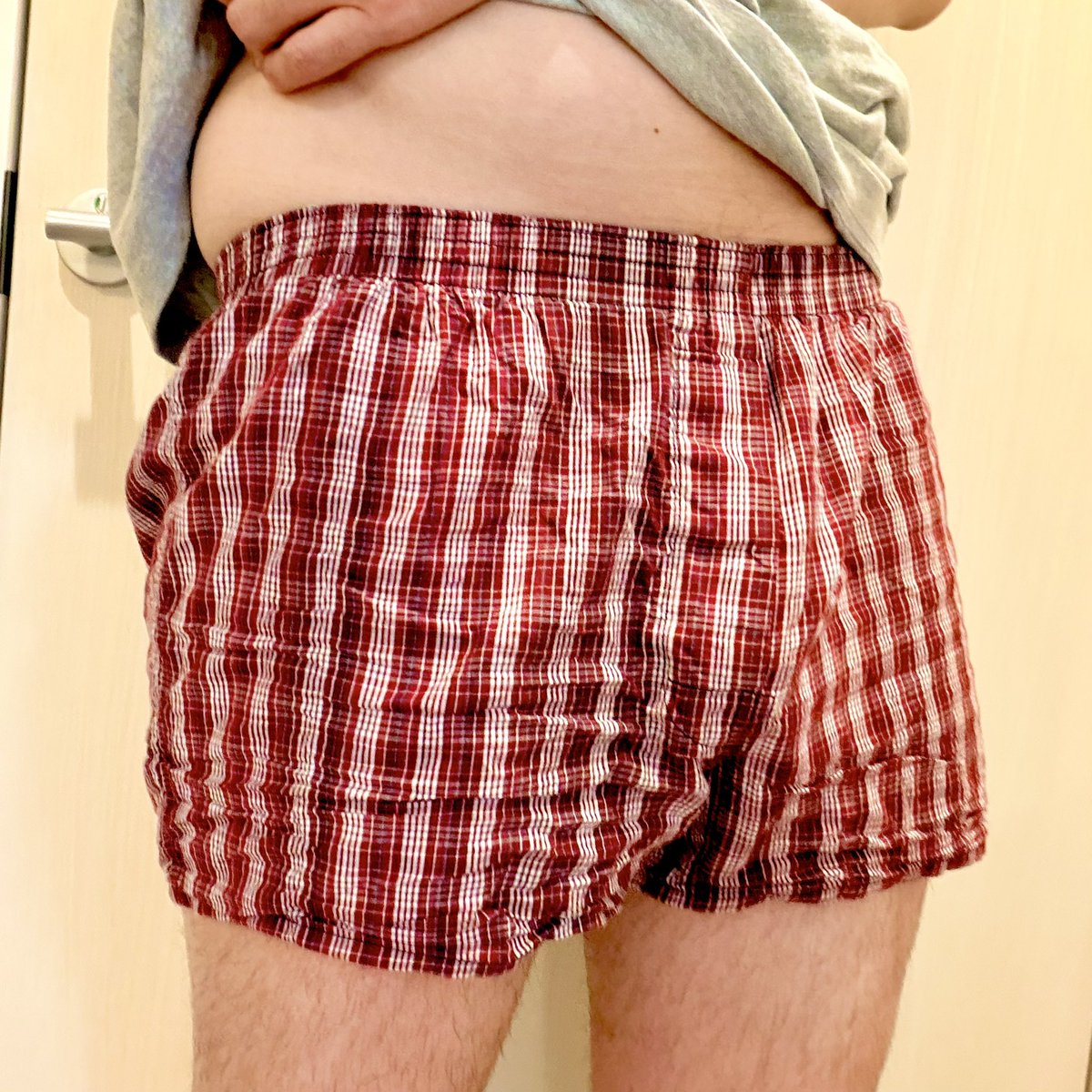 3104_110's tweet photo. お久しぶりでございます。やっと街中で無作為なパンツを拝める時期になったのでワクワクしつつ、いざ見えた時ボクサーパンツだと若干のガッカリ感を感じる今日のパンツはこちらです。はい。変態です。 https://t.co/3RmeMETo3y